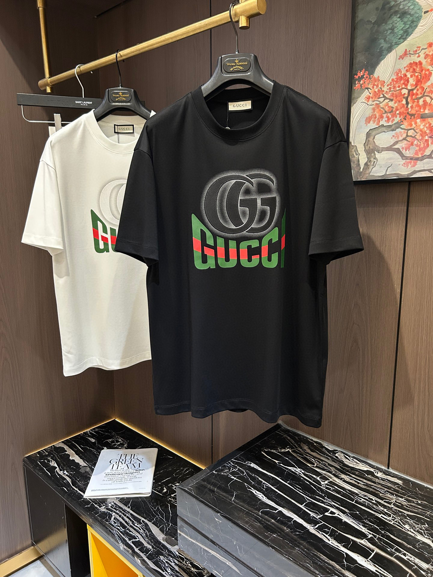 NO:148659,GU2025 spring and summer new short-sleeved sleeves have bright and bright overall color, smooth and soft feel, with a strong drape, natural and soft texture, super comfortable in the body, and a strong drape!  T-shirts are very comfortable and practical in daily wear, super toughness is better than ordinary cotton, the texture is delicate, soft and skin-friendly, the touch is light and cool, the color is bright and the color is fast, the breathability and drape are good.. Number of codes M-3XL, T-shirt,tees, t-shirt,alexander wang19860909GU2025 春夏新款短袖 整体上色泽较鲜明和光亮,手感顺滑揉软,悬垂感特强,质地自然柔软、贴身超级舒服,悬垂感特强！ T恤日常穿搭很自在很实用,超级的有韧性比起一般的棉手感质感都更好的,面料质地细腻、柔软、亲肤,触感轻薄凉爽,色泽艳丽色牢度高,透气性及悬垂性好..码数M-3XL,,T-shirt,tees，t-shirt,alexander wang,Men's clothing