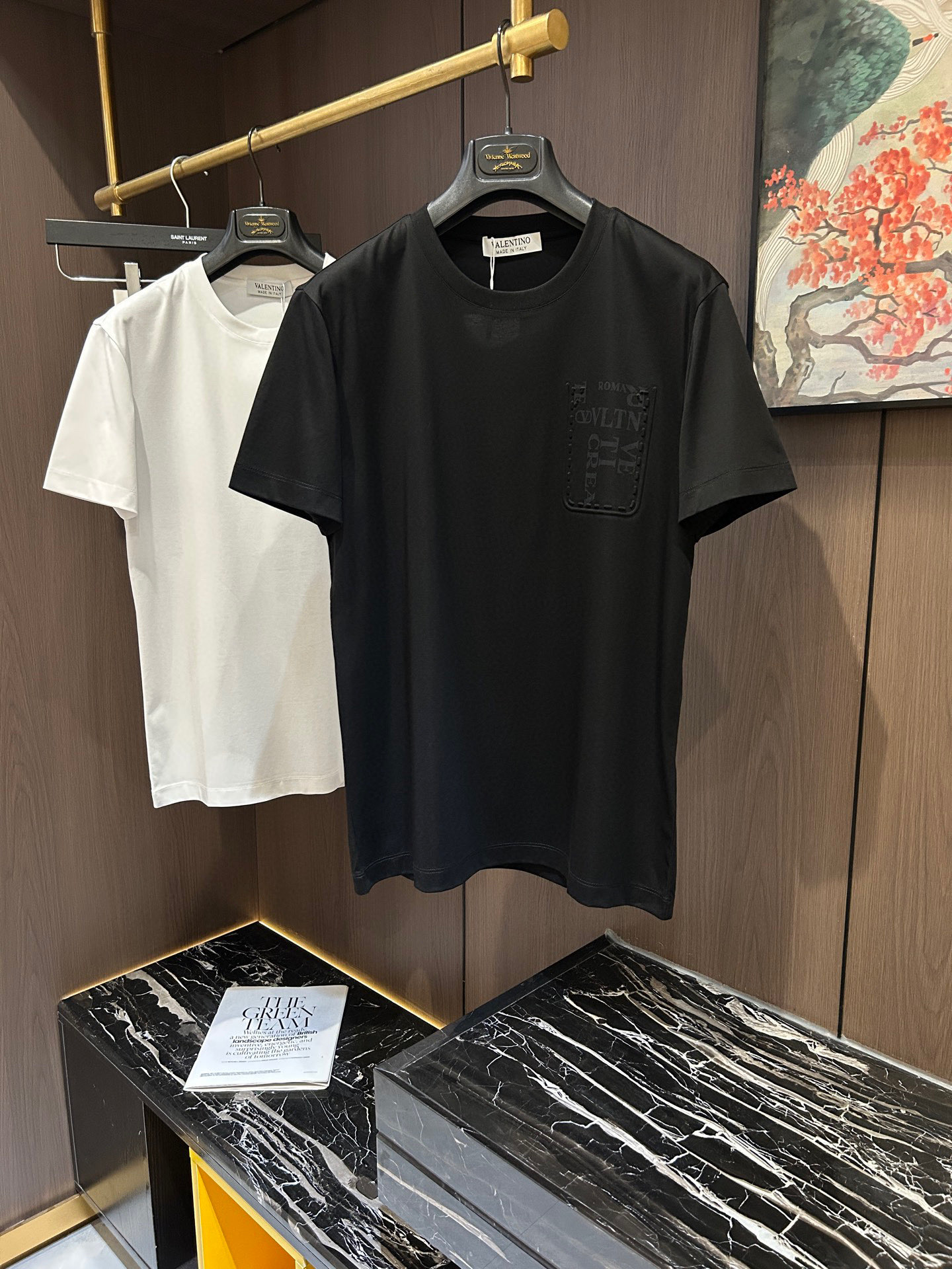 NO:148668,VLT2025 spring and summer new short-sleeved sleeves have a bright and bright overall color, smooth and soft feel, with a strong drape, natural and soft texture, super comfortable in the body, and a strong drape!  T-shirts are very comfortable and practical in daily wear, super toughness is better than ordinary cotton, the texture is delicate, soft and skin-friendly, the touch is light and cool, the color is bright and the color is fast, the breathability and drape are good.. Number of codes M-3XL, T-shirt,tees, t-shirt,alexander wang19860909VLT2025 春夏新款短袖 整体上色泽较鲜明和光亮,手感顺滑揉软,悬垂感特强,质地自然柔软、贴身超级舒服,悬垂感特强！ T恤日常穿搭很自在很实用,超级的有韧性比起一般的棉手感质感都更好的,面料质地细腻、柔软、亲肤,触感轻薄凉爽,色泽艳丽色牢度高,透气性及悬垂性好..码数M-3XL,,T-shirt,tees，t-shirt,alexander wang,Men's clothing