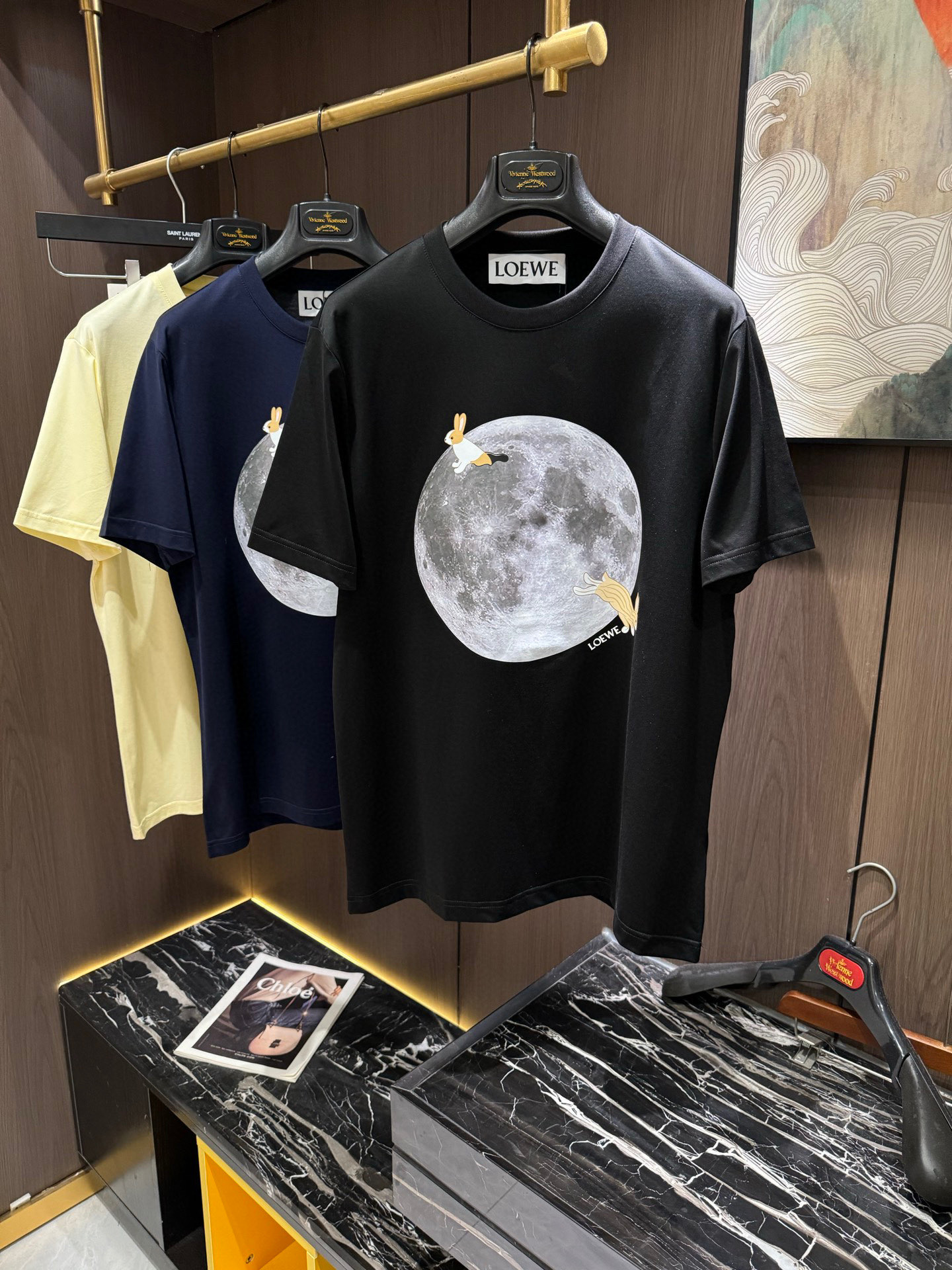 NO:148619,LOE2025 Spring and Summer New Short Sleeves. The overall color is bright and bright, with a smooth and soft feel, with a strong drape, a natural and soft texture, super comfortable in the body, and a strong drape!  T-shirts are very comfortable and practical in daily wear, super toughness is better than ordinary cotton, the texture is delicate, soft and skin-friendly, the touch is light and cool, the color is bright and the color is fast, the breathability and drape are good.. Number M-3XL, loewe, T-shirt, tees, t-shirt, alexander wang19860909LOE2025 春夏新款短袖 整体上色泽较鲜明和光亮,手感顺滑揉软,悬垂感特强,质地自然柔软、贴身超级舒服,悬垂感特强！ T恤日常穿搭很自在很实用,超级的有韧性比起一般的棉手感质感都更好的,面料质地细腻、柔软、亲肤,触感轻薄凉爽,色泽艳丽色牢度高,透气性及悬垂性好..码数M-3XL,,loewe,T-shirt,tees，t-shirt,alexander wang,Men's clothing