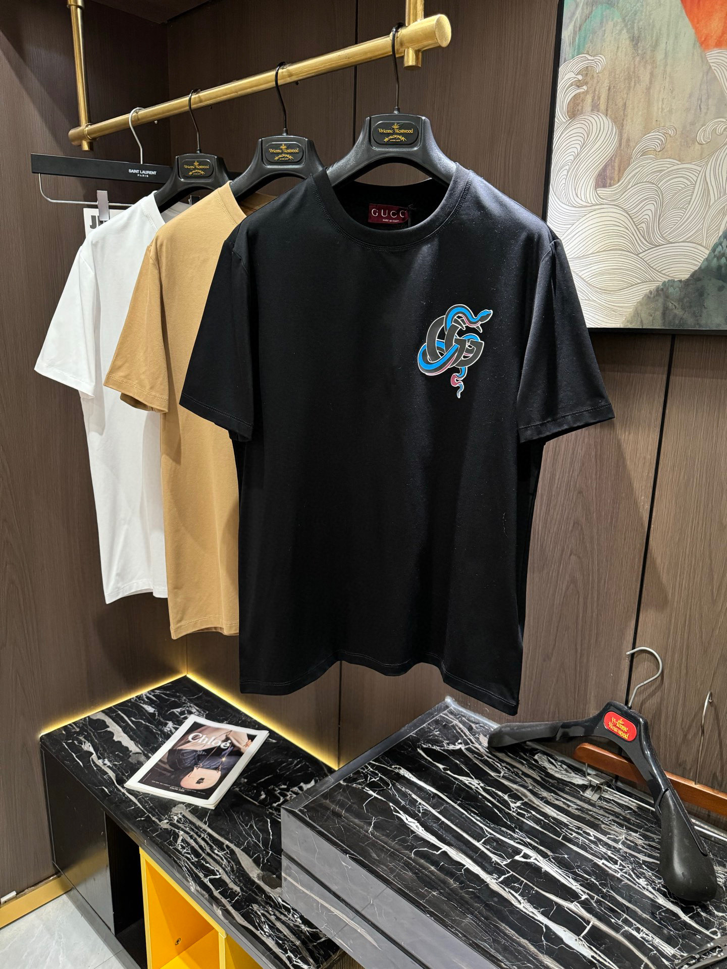 NO:148631,GU2025 spring and summer new short-sleeved sleeves have bright and bright overall color, smooth and soft feel, with a strong drape, natural and soft texture, super comfortable in the body, and a strong drape!  T-shirts are very comfortable and practical in daily wear, super toughness is better than ordinary cotton, the texture is delicate, soft and skin-friendly, the touch is light and cool, the color is bright and the color is fast, the breathability and drape are good.. Number of codes M-3XL, T-shirt,tees, t-shirt,alexander wang19860909GU2025 春夏新款短袖 整体上色泽较鲜明和光亮,手感顺滑揉软,悬垂感特强,质地自然柔软、贴身超级舒服,悬垂感特强！ T恤日常穿搭很自在很实用,超级的有韧性比起一般的棉手感质感都更好的,面料质地细腻、柔软、亲肤,触感轻薄凉爽,色泽艳丽色牢度高,透气性及悬垂性好..码数M-3XL,,T-shirt,tees，t-shirt,alexander wang,Men's clothing