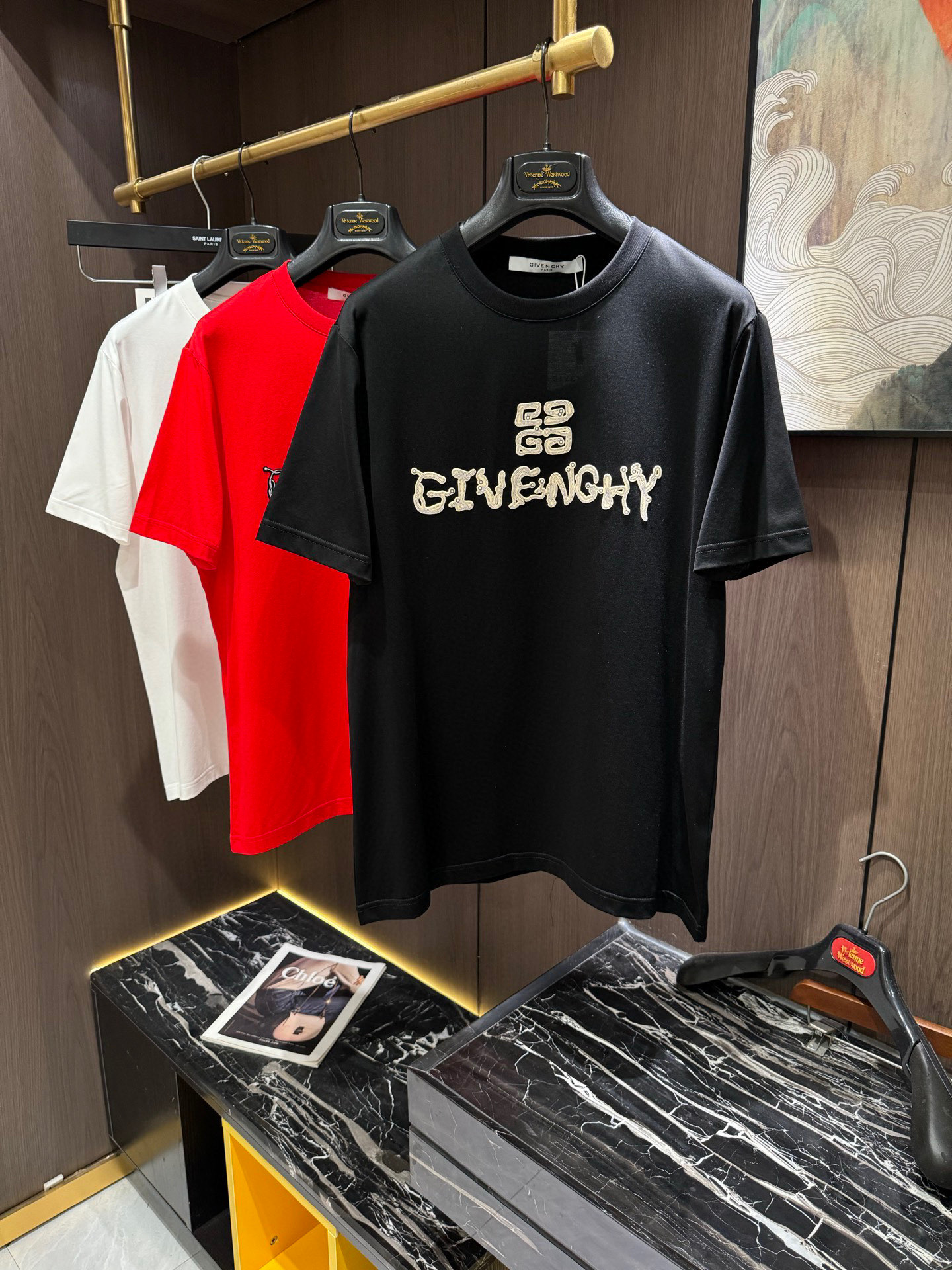 NO:148648,GIV2025 spring and summer new short-sleeved sleeves have bright and bright overall color, smooth and soft feel, with a strong drape, natural and soft texture, super comfortable close body, and a strong drape!  T-shirts are very comfortable and practical in daily wear, super toughness is better than ordinary cotton, the texture is delicate, soft and skin-friendly, the touch is light and cool, the color is bright and the color is fast, the breathability and drape are good.. Number of codes M-3XL, T-shirt,tees, t-shirt,alexander wang19860909GIV2025 春夏新款短袖 整体上色泽较鲜明和光亮,手感顺滑揉软,悬垂感特强,质地自然柔软、贴身超级舒服,悬垂感特强！ T恤日常穿搭很自在很实用,超级的有韧性比起一般的棉手感质感都更好的,面料质地细腻、柔软、亲肤,触感轻薄凉爽,色泽艳丽色牢度高,透气性及悬垂性好..码数M-3XL,,T-shirt,tees，t-shirt,alexander wang,Men's clothing