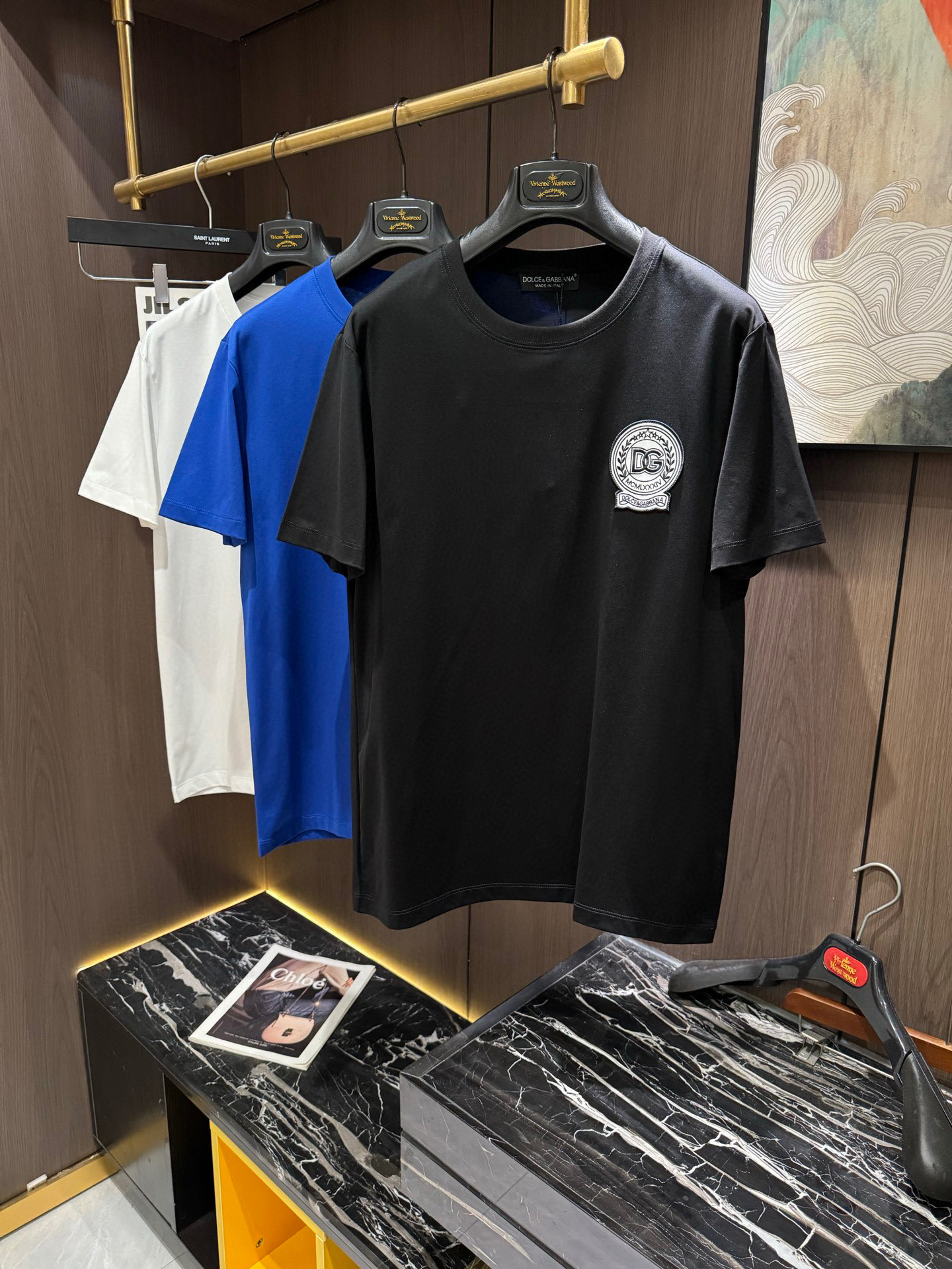 NO:148657,DG2025 spring and summer new short-sleeved sleeves have bright and bright overall color, smooth and soft feel, with a strong drape, natural and soft texture, super comfortable in the body, and a strong drape!  T-shirts are very comfortable and practical in daily wear, super toughness is better than ordinary cotton, the texture is delicate, soft and skin-friendly, the touch is light and cool, the color is bright and the color is fast, the breathability and drape are good..Dolce & Gabbana, T-shirt,tees, t-shirt,alexander wang19860909DG2025 春夏新款短袖 整体上色泽较鲜明和光亮,手感顺滑揉软,悬垂感特强,质地自然柔软、贴身超级舒服,悬垂感特强！ T恤日常穿搭很自在很实用,超级的有韧性比起一般的棉手感质感都更好的,面料质地细腻、柔软、亲肤,触感轻薄凉爽,色泽艳丽色牢度高,透气性及悬垂性好..码数M-3XL,,Dolce&Gabbana,T-shirt,tees，t-shirt,alexander wang,Men's clothing