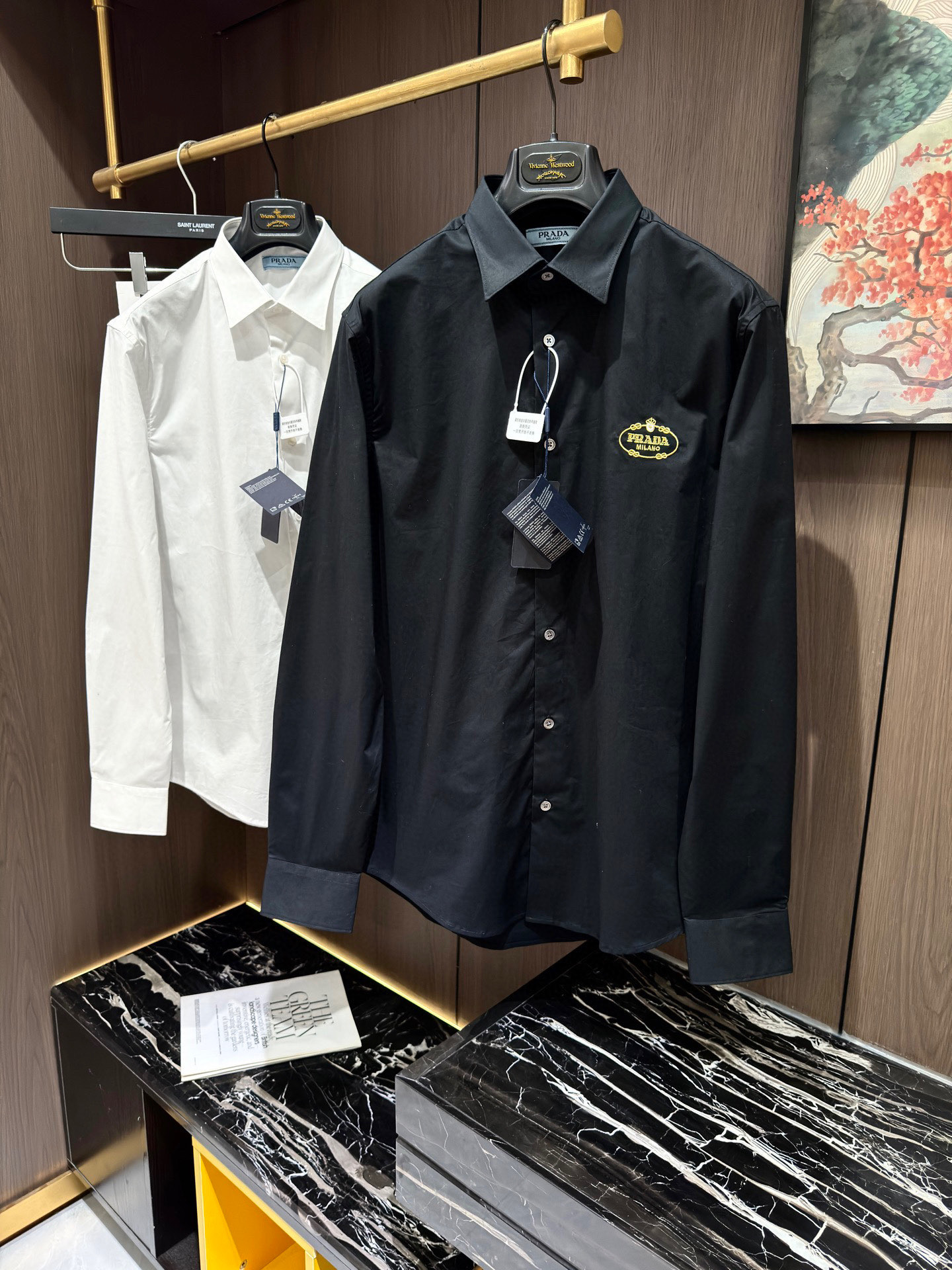 NO:148712,PRA2025 Men's casual lapel shirt, business casual slim long-sleeved shirt!  Proper business and leisure!  Limited new model, urban business style!  The style and tailoring of the shirt is even more delicate and plastic, and does not require too much primary color decoration. For men, it is their own charm!  Built with imported organic cotton, the style is more crisp and natural, with extremely comfortable touch and excellent fit!  S-2XL, prada,shirts,alexander wang19860909PRA2025男士休闲翻领衬衫,商务休闲修身款长袖衬衣！ 宜商务 宜休闲！限量新款,都市商务气质款！ 衬衫的版型剪裁更是精剪塑性,不需要过多的原色装饰,对于男士来说极简便是自身魅力！ 客供进口有机棉打造,更显版型的挺括自然,触感极为舒适,贴身性能绝佳！ 码数S-2XL,,prada,shirts,alexander wang,Men's clothing