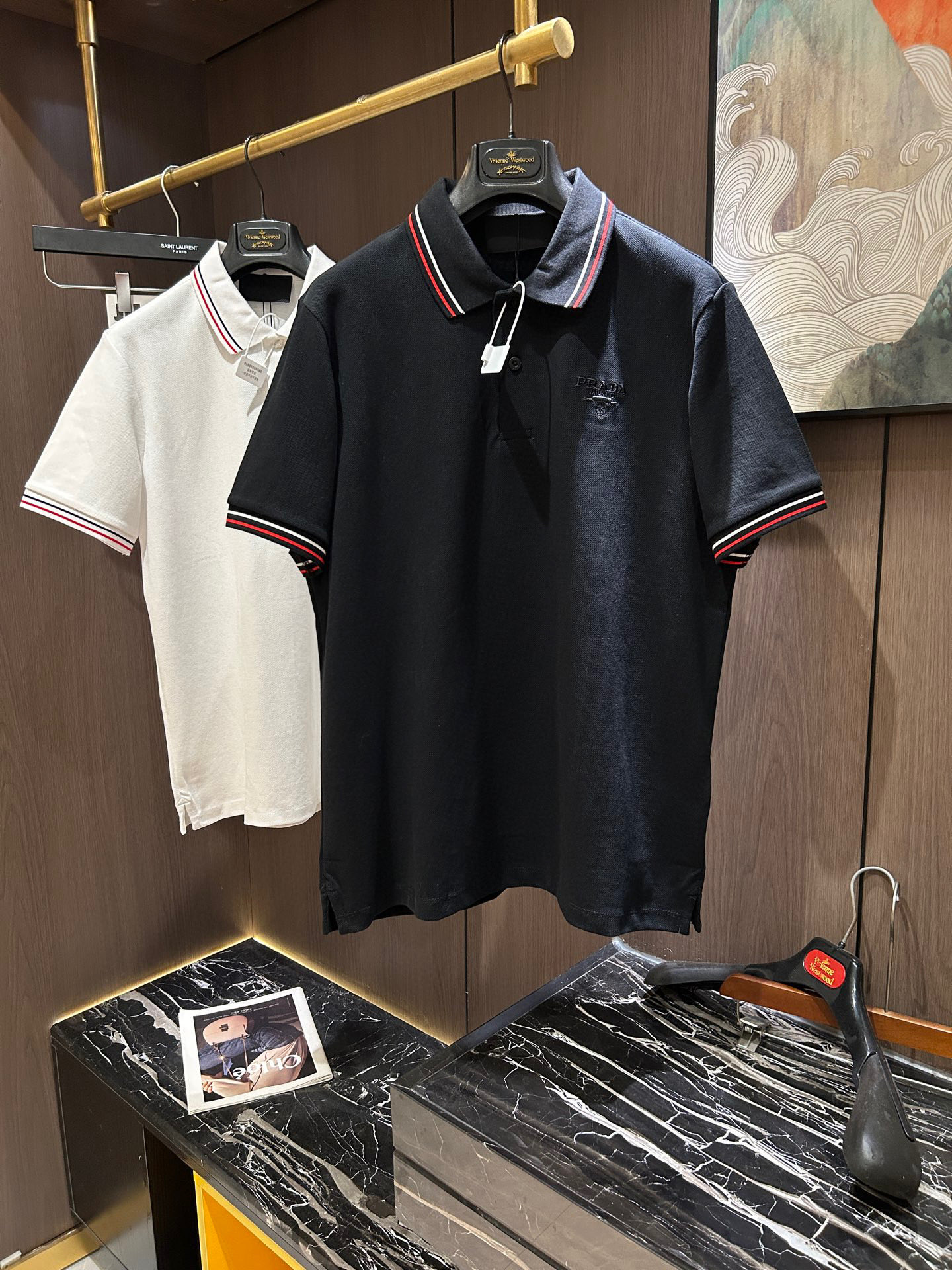 NO:148730,PRA25S Spring and Summer Men's POLO Iconic LOGO logo on the chest. Overall, it is very light business and casual!  !  The upper body is light, comfortable and smooth. It is definitely a piece that makes you feel good for money!  !  !  Code number M-2XL, prada, alexander wang19860909PRA25S春夏男士POLO 胸前标志性LOGO徽标 整体非常的轻商务休闲！！上身轻盈舒适顺滑 到手绝对让你觉得物有所值的一件单品！！！码数M-2XL,,prada,alexander wang,Men's clothing