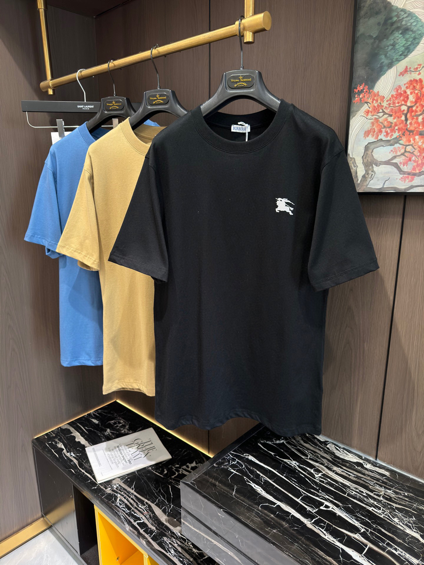 NO:148738,BUR2025 Spring and Summer new short-sleeved sleeves have bright and bright overall color, smooth and soft feel, with a strong drape, natural and soft texture, super comfortable close body, and a strong drape!  T-shirts are very comfortable and practical in daily wear, super toughness is better than ordinary cotton texture. The fabric is delicate, soft and skin-friendly, with a light and cool touch, bright color and high color fastness, good breathability and drape... S-XL, burberry, T-shirt, tees, t-shirt, alexander wang19860909BUR2025 春夏新款短袖 整体上色泽较鲜明和光亮,手感顺滑揉软,悬垂感特强,质地自然柔软、贴身超级舒服,悬垂感特强！ T恤日常穿搭很自在很实用,超级的有韧性比起一般的棉手感质感都更好的,面料质地细腻、柔软、亲肤,触感轻薄凉爽,色泽艳丽色牢度高,透气性及悬垂性好..码数S-XL,,burberry,T-shirt,tees，t-shirt,alexander wang,Men's clothing