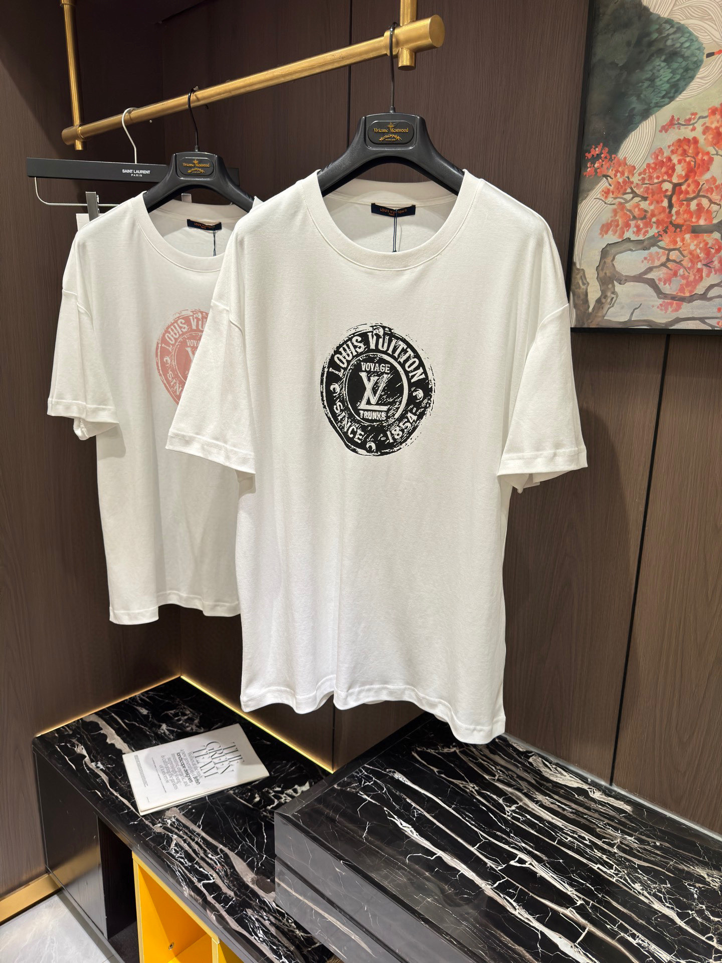 NO:148742,LV2025 spring and summer new short-sleeved sleeves have a bright and bright overall color, smooth and soft feel, with a strong drape, natural and soft texture, super comfortable in the body, and a strong drape!  T-shirts are very comfortable and practical in daily wear, super toughness is better than ordinary cotton, the texture is delicate, soft and skin-friendly, the touch is light and cool, the color is bright and the color is fast, the breathability and drape are good.. S-XL,,louis vuitton, T-shirt,tees, t-shirt,alexander wang19860909LV2025 春夏新款短袖 整体上色泽较鲜明和光亮,手感顺滑揉软,悬垂感特强,质地自然柔软、贴身超级舒服,悬垂感特强！ T恤日常穿搭很自在很实用,超级的有韧性比起一般的棉手感质感都更好的,面料质地细腻、柔软、亲肤,触感轻薄凉爽,色泽艳丽色牢度高,透气性及悬垂性好..码数S-XL,,louis vuitton,T-shirt,tees，t-shirt,alexander wang,Men's clothing