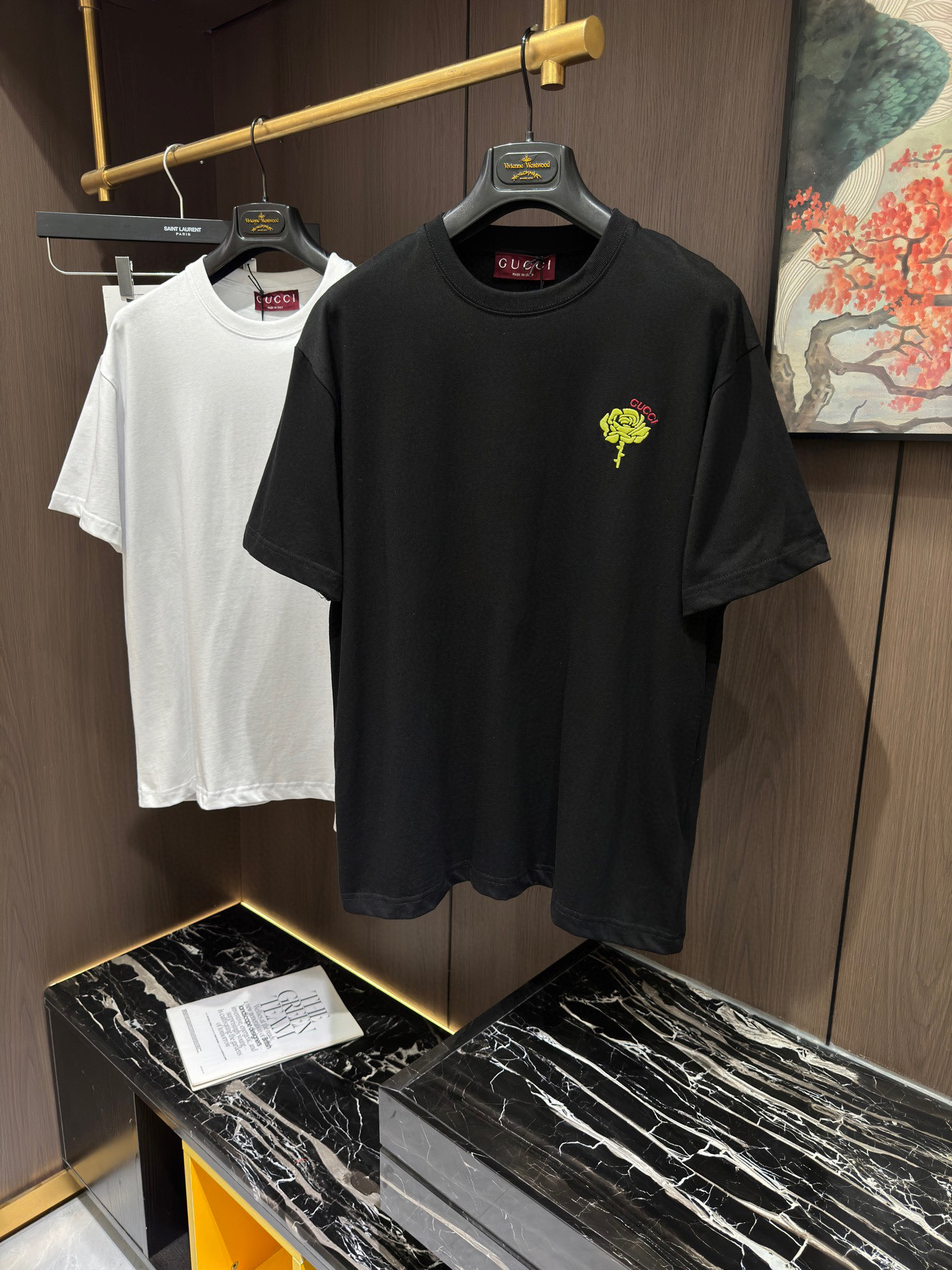 NO:148747,GU2025 spring and summer new short-sleeved sleeves have bright and bright overall color, smooth and soft feel, with a strong drape, natural and soft texture, super comfortable in the body, and a strong drape!  T-shirts are very comfortable and practical in daily wear, super toughness is better than ordinary cotton, the texture is delicate, soft and skin-friendly, the touch is light and cool, the color is bright and the color is fast, the breathability and drape are good.. S-XL, T-shirt,tees, t-shirt,alexander wang19860909GU2025 春夏新款短袖 整体上色泽较鲜明和光亮,手感顺滑揉软,悬垂感特强,质地自然柔软、贴身超级舒服,悬垂感特强！ T恤日常穿搭很自在很实用,超级的有韧性比起一般的棉手感质感都更好的,面料质地细腻、柔软、亲肤,触感轻薄凉爽,色泽艳丽色牢度高,透气性及悬垂性好..码数S-XL,,T-shirt,tees，t-shirt,alexander wang,Men's clothing