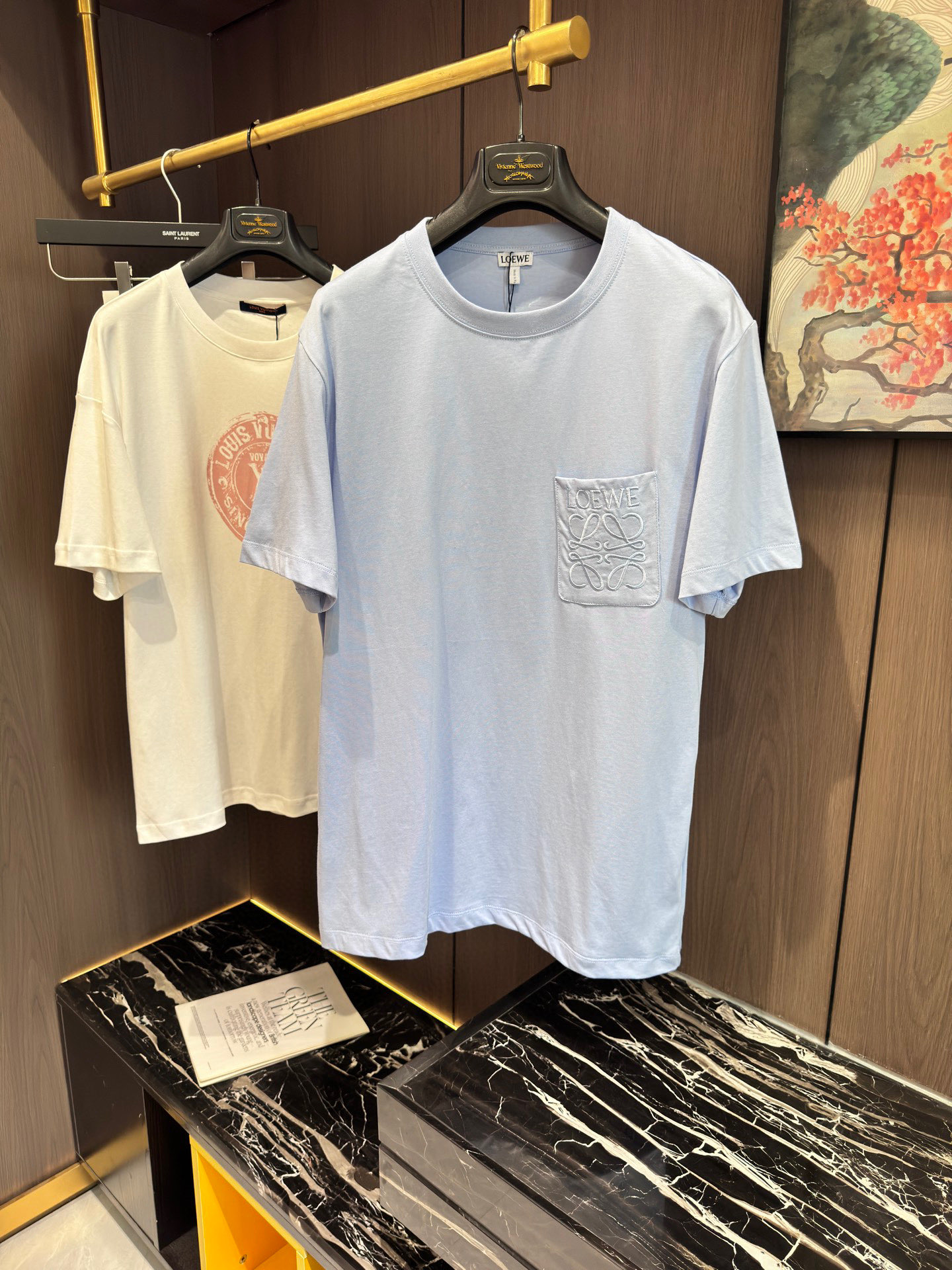 NO:148755,LOE2025 Spring and Summer New Short Sleeves. The overall color is bright and bright, with a smooth and soft feel, with a strong drape, a natural and soft texture, super comfortable in the body, and a strong drape!  T-shirts are very comfortable and practical in daily wear, super toughness is better than ordinary cotton, the texture is delicate, soft and skin-friendly, the touch is light and cool, the color is bright and the color is fast, the breathability and drape are good.. S-XL,,loewe, T-shirt,tees, t-shirt,alexander wang19860909LOE2025 春夏新款短袖 整体上色泽较鲜明和光亮,手感顺滑揉软,悬垂感特强,质地自然柔软、贴身超级舒服,悬垂感特强！ T恤日常穿搭很自在很实用,超级的有韧性比起一般的棉手感质感都更好的,面料质地细腻、柔软、亲肤,触感轻薄凉爽,色泽艳丽色牢度高,透气性及悬垂性好..码数S-XL,,loewe,T-shirt,tees，t-shirt,alexander wang,Men's clothing