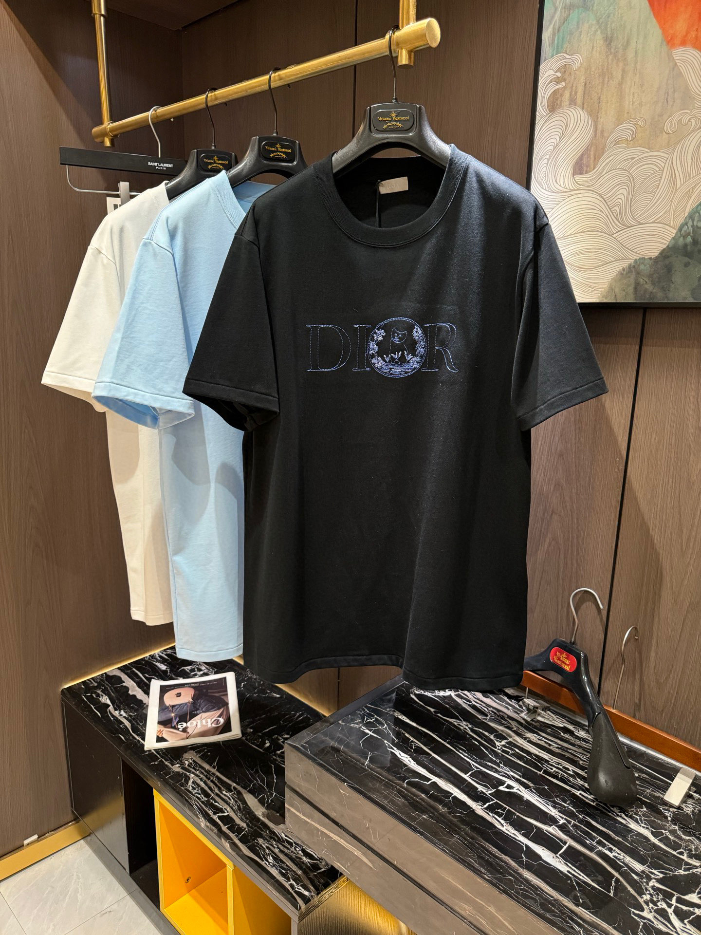 NO:148692,Dior, 2025FW spring and summer new embroidered hollow letters cat pattern round neck short-sleeved T-shirt for men and women. Regular style, 270g washing cotton, 36 double yarns are stable, tight and thick. Four-wire dense edges, double-wire collar edges, double-needle chain bottom edges, front embroidery, fine workmanship, complete three standards. S-XL, dior, T-shirt, tees, t-shirt, alexander wang19860909Dior、2025FW春夏新款刺绣镂空字母猫咪图案圆领短袖T恤男女同款 常规版型,270g洗水棉,36支双纱平稳,紧密挺厚手感.四线密边,双线领冚边,双针锁链底包边包线,前幅刺绣,做工精细,三标齐全.码数S-XL,,dior,T-shirt,tees，t-shirt,alexander wang,Men's clothing