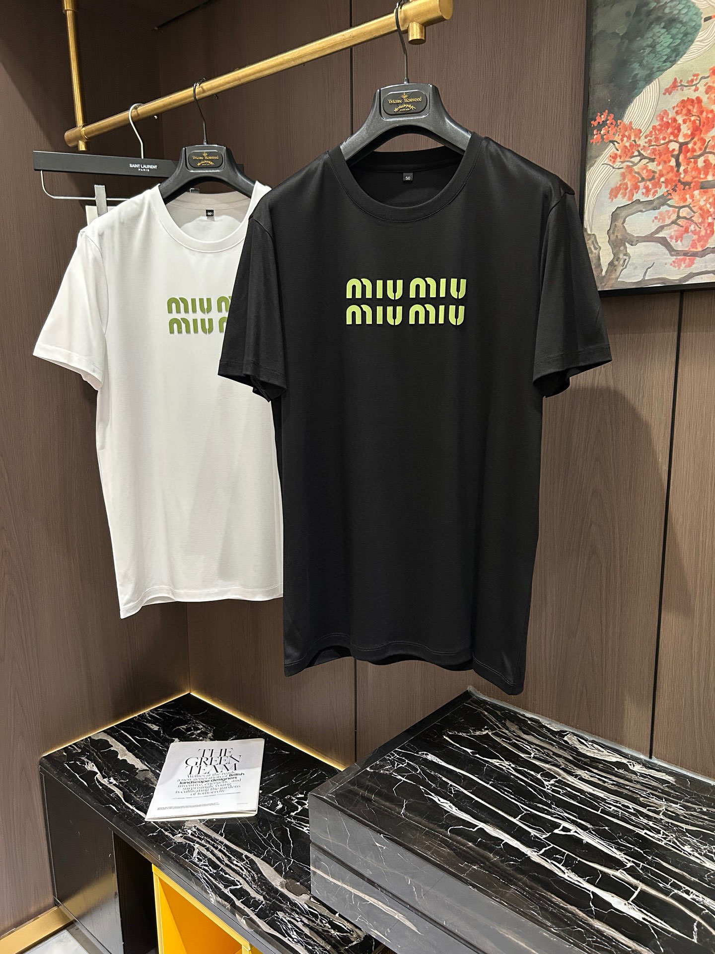 NO:152238,MIUMIU2025 spring and summer new short-sleeved sleeves have a bright and bright overall color, smooth and soft feel, with a strong drape, natural and soft texture, super comfortable in the body, and a strong drape!  T-shirts are very comfortable and practical in daily wear, super toughness is better than ordinary cotton, the texture is delicate, soft and skin-friendly, the touch is light and cool, the color is bright and the color is fast, the breathability and drape are good.. M-3XL,,miumiu, T-shirt,tees, t-shirt,alexander wang19860909MIUMIU2025 春夏新款短袖 整体上色泽较鲜明和光亮,手感顺滑揉软,悬垂感特强,质地自然柔软、贴身超级舒服,悬垂感特强！ T恤日常穿搭很自在很实用,超级的有韧性比起一般的棉手感质感都更好的,面料质地细腻、柔软、亲肤,触感轻薄凉爽,色泽艳丽色牢度高,透气性及悬垂性好..码数M-3XL,,miumiu,T-shirt,tees，t-shirt,alexander wang,Men's clothing