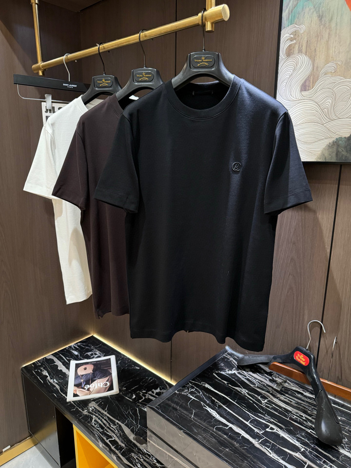 NO:152222,BUR2025 Spring and Summer new short-sleeved sleeves have bright and bright overall color, smooth and soft feel, with a strong drape, natural and soft texture, super comfortable close body, and a strong drape!  T-shirts are very comfortable and practical in daily wear, super toughness is better than ordinary cotton, the texture is delicate, soft and skin-friendly, the touch is light and cool, the color is bright and the color is fast, the breathability and drape are good.. M-3XL, burberry, T-shirt, tees, t-shirt, alexander wang19860909BUR2025 春夏新款短袖 整体上色泽较鲜明和光亮,手感顺滑揉软,悬垂感特强,质地自然柔软、贴身超级舒服,悬垂感特强！ T恤日常穿搭很自在很实用,超级的有韧性比起一般的棉手感质感都更好的,面料质地细腻、柔软、亲肤,触感轻薄凉爽,色泽艳丽色牢度高,透气性及悬垂性好..码数M-3XL,,burberry,T-shirt,tees，t-shirt,alexander wang,Men's clothing