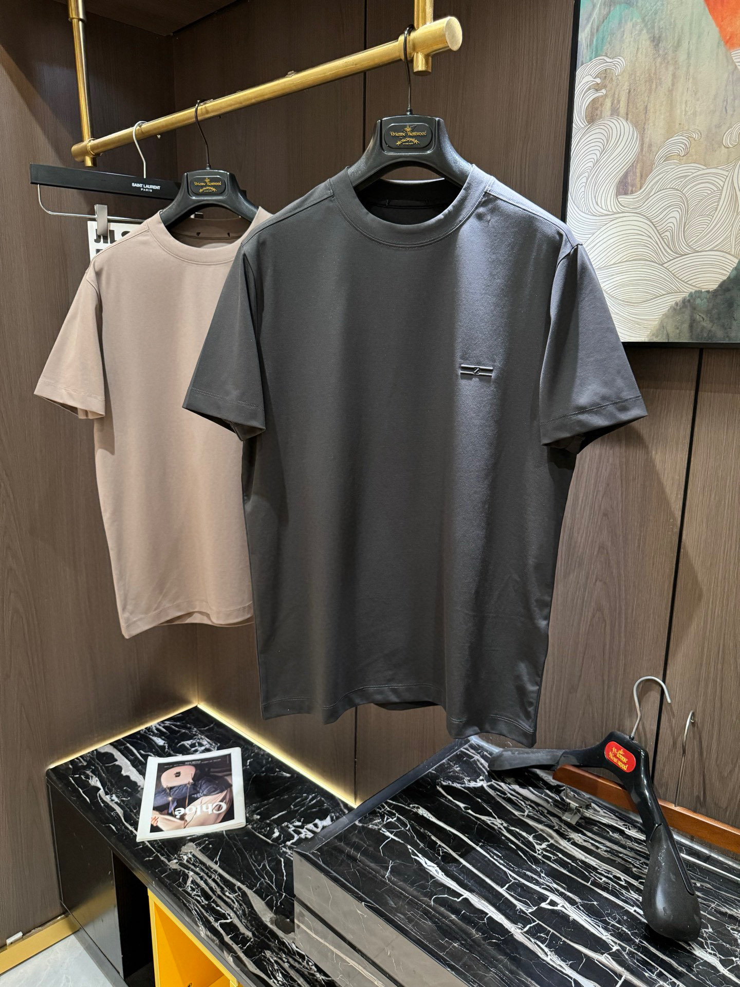 NO:152227,ZZ2025 spring and summer new short-sleeved sleeves have a bright and bright overall color, smooth and soft feel, with a strong drape, natural and soft texture, super comfortable in the body, and a strong drape!  T-shirts are very comfortable and practical in daily wear, super toughness is better than ordinary cotton, the texture is delicate, soft and skin-friendly, the touch is light and cool, the color is bright and the color is fast, the breathability and drape are good.. Number of codes M-3XL, T-shirt,tees, t-shirt,alexander wang19860909ZZ2025 春夏新款短袖 整体上色泽较鲜明和光亮,手感顺滑揉软,悬垂感特强,质地自然柔软、贴身超级舒服,悬垂感特强！ T恤日常穿搭很自在很实用,超级的有韧性比起一般的棉手感质感都更好的,面料质地细腻、柔软、亲肤,触感轻薄凉爽,色泽艳丽色牢度高,透气性及悬垂性好..码数M-3XL,,T-shirt,tees，t-shirt,alexander wang,Men's clothing