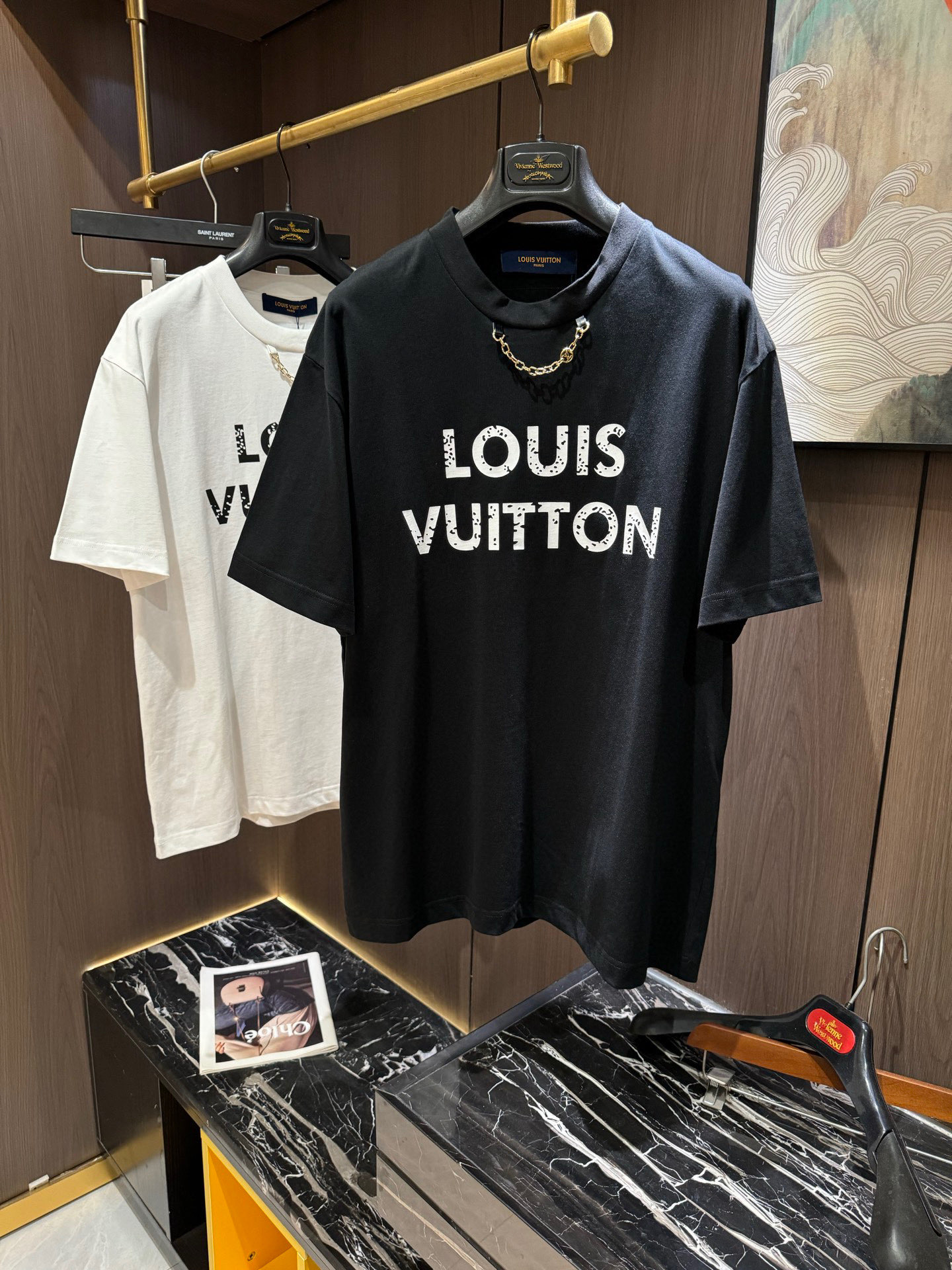 NO:152237,LV2025 spring and summer new short-sleeved sleeves have a bright and bright overall color, smooth and soft feel, with a strong drape, natural and soft texture, super comfortable in the body, and a strong drape!  T-shirts are very comfortable and practical in daily wear, super toughness is better than ordinary cotton, the texture is delicate, soft and skin-friendly, the touch is light and cool, the color is bright and the color is fast, the breathability and drape are good.. Number of codes XS-L,,louis vuitton, T-shirt,tees, t-shirt,alexander wang19860909LV2025 春夏新款短袖 整体上色泽较鲜明和光亮,手感顺滑揉软,悬垂感特强,质地自然柔软、贴身超级舒服,悬垂感特强！ T恤日常穿搭很自在很实用,超级的有韧性比起一般的棉手感质感都更好的,面料质地细腻、柔软、亲肤,触感轻薄凉爽,色泽艳丽色牢度高,透气性及悬垂性好..码数XS-L,,louis vuitton,T-shirt,tees，t-shirt,alexander wang,Men's clothing