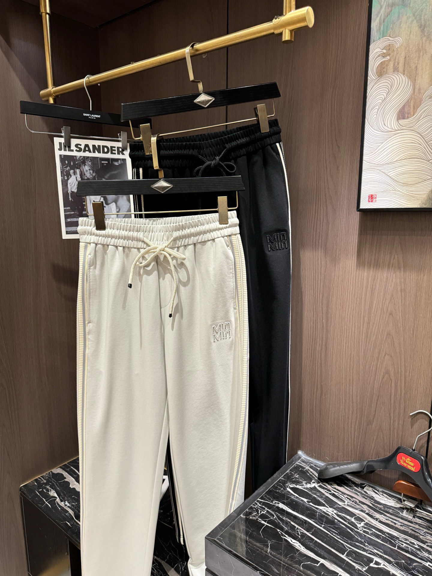 NO:152159,MIUMIU2025 Spring and Summer Latest Series of Men's Leisure Pants!  Soft and delicate, excellent feel!  The brand style is unobstructed!  Minimalist design, without extravagant elements to win the lead, the details are finely made, the hardware accessories are customized, the thickness is just right, easy to control various weather in spring and summer, classic colors are very energetic, and various styles of dressing, casual business, daily life, and fashion trends can be controlled!  Overall, both in terms of grade and fashion are extremely outstanding, bringing extraordinary clothing taste!  Number of codes 29-3837, miumiu, alexander wang19860909MIUMIU2025春夏最新系列男士休闲裤！柔软细腻,手感绝佳！品牌格调一览无余！极简主义设计,没有多余浮夸的元素来宣兵夺主,细节做工精细,五金配件原版定制,厚薄程度也是恰到好处,轻松驾驭春夏各种天气,经典颜色上身很显精气神,多种风格穿搭,休闲商务、日常生活、时尚潮流均可驾驭！整体不论是档次还是时尚感都是极为出色的,带来非凡的衣着品味！码数29-3837,,miumiu,alexander wang,Men's clothing