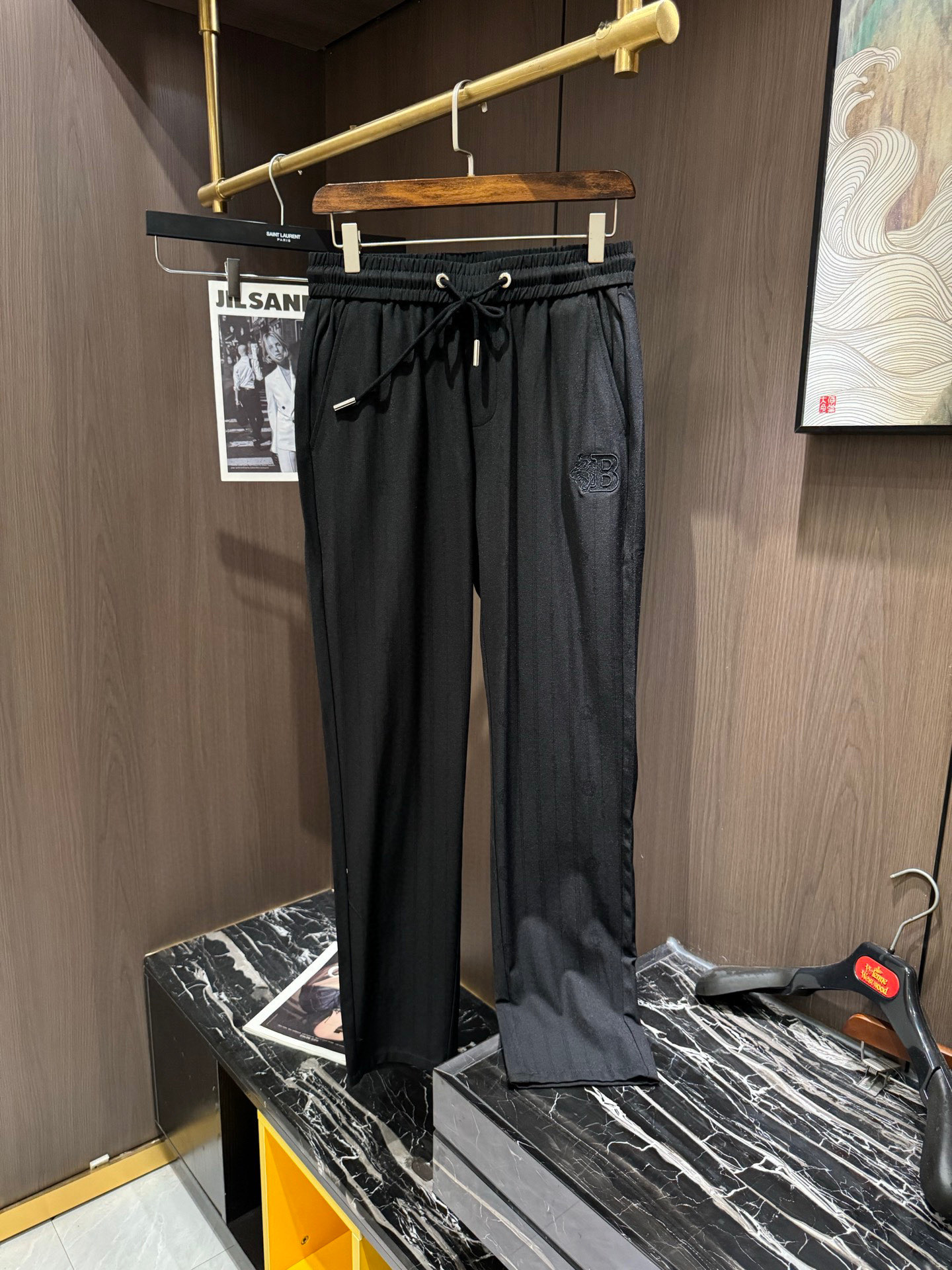 NO:152205,BUR2025 Spring and Summer Latest Series of Men's Casual Pants!  Soft and delicate, excellent feel!  The brand style is unobstructed!  Minimalist design, without extravagant elements to win the lead, the details are finely made, the hardware accessories are customized, the thickness is just right, easy to control various weather in spring and summer, classic colors are very energetic, and various styles of dressing, casual business, daily life, and fashion trends can be controlled!  Overall, both in terms of grade and fashion are extremely outstanding, bringing extraordinary clothing taste!  Count 29-3837, burberry,alexander wang19860909BUR2025春夏最新系列男士休闲裤！柔软细腻,手感绝佳！品牌格调一览无余！极简主义设计,没有多余浮夸的元素来宣兵夺主,细节做工精细,五金配件原版定制,厚薄程度也是恰到好处,轻松驾驭春夏各种天气,经典颜色上身很显精气神,多种风格穿搭,休闲商务、日常生活、时尚潮流均可驾驭！整体不论是档次还是时尚感都是极为出色的,带来非凡的衣着品味！码数29-3837,,burberry,alexander wang,Men's clothing