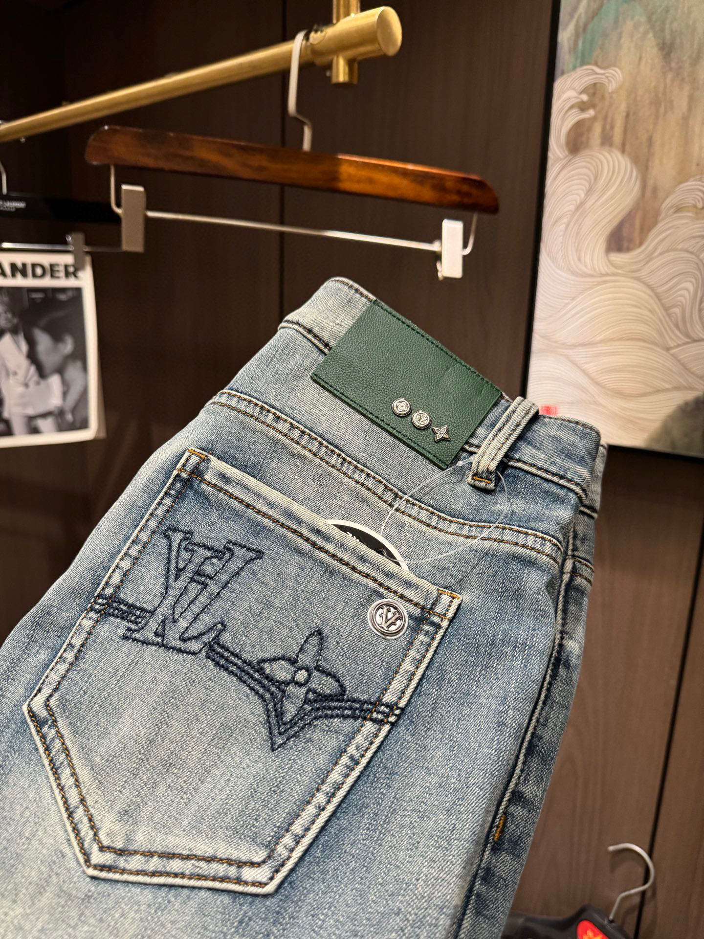 NO:152209,LV25S spring and summer men's casual jeans......Made of cotton denim fabric, soft texture without losing muscles and bones, dry and tough feel. Classic iconic brand logo, soul-like embellishment. All indicators are top-quality, which naturally brings an excellent body feel!  !  !  Count 29-3837, louis vuitton,jeans,alexander wang19860909LV25S春夏男士休闲牛仔裤.......棉质牛仔面料打造 质地柔软又不失筋骨,手感干爽有韧性 经典的标志性品牌徽标,灵魂般的点缀 各项指标皆为上品,自然带来极佳的上身体感！！！码数29-3837,,louis vuitton,jeans,alexander wang,Men's clothing