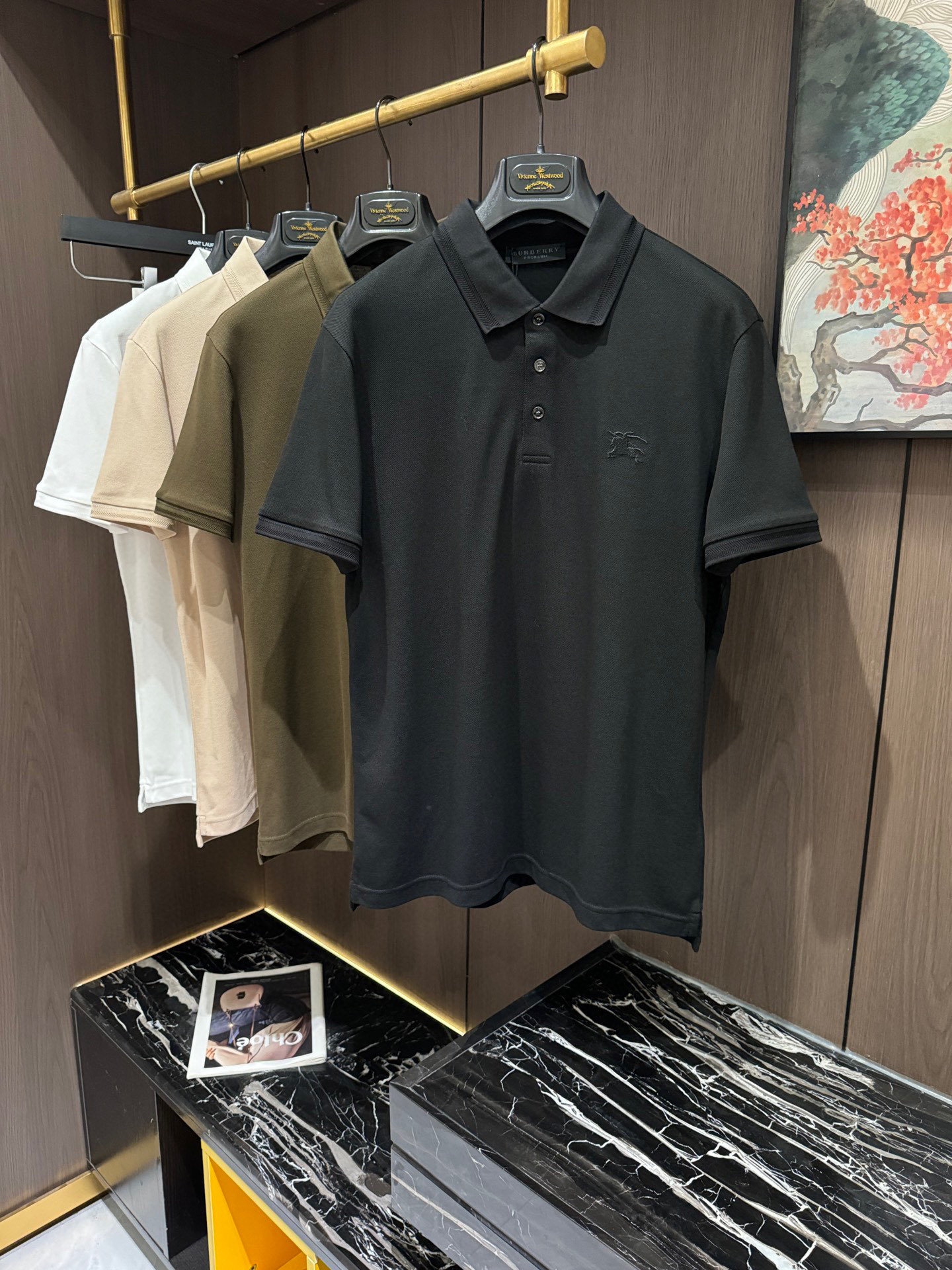 NO:152210,BUR25S Spring and Summer Men's POLO Iconic LOGO logo on the chest. Overall, it is very light business and casual!  !  The upper body is light, comfortable and smooth. It is definitely a piece that makes you feel good for money!  !  !  Code number M-3XL, burberry, alexander wang19860909BUR25S春夏男士POLO 胸前标志性LOGO徽标 整体非常的轻商务休闲！！上身轻盈舒适顺滑 到手绝对让你觉得物有所值的一件单品！！！码数M-3XL,,burberry,alexander wang,Men's clothing