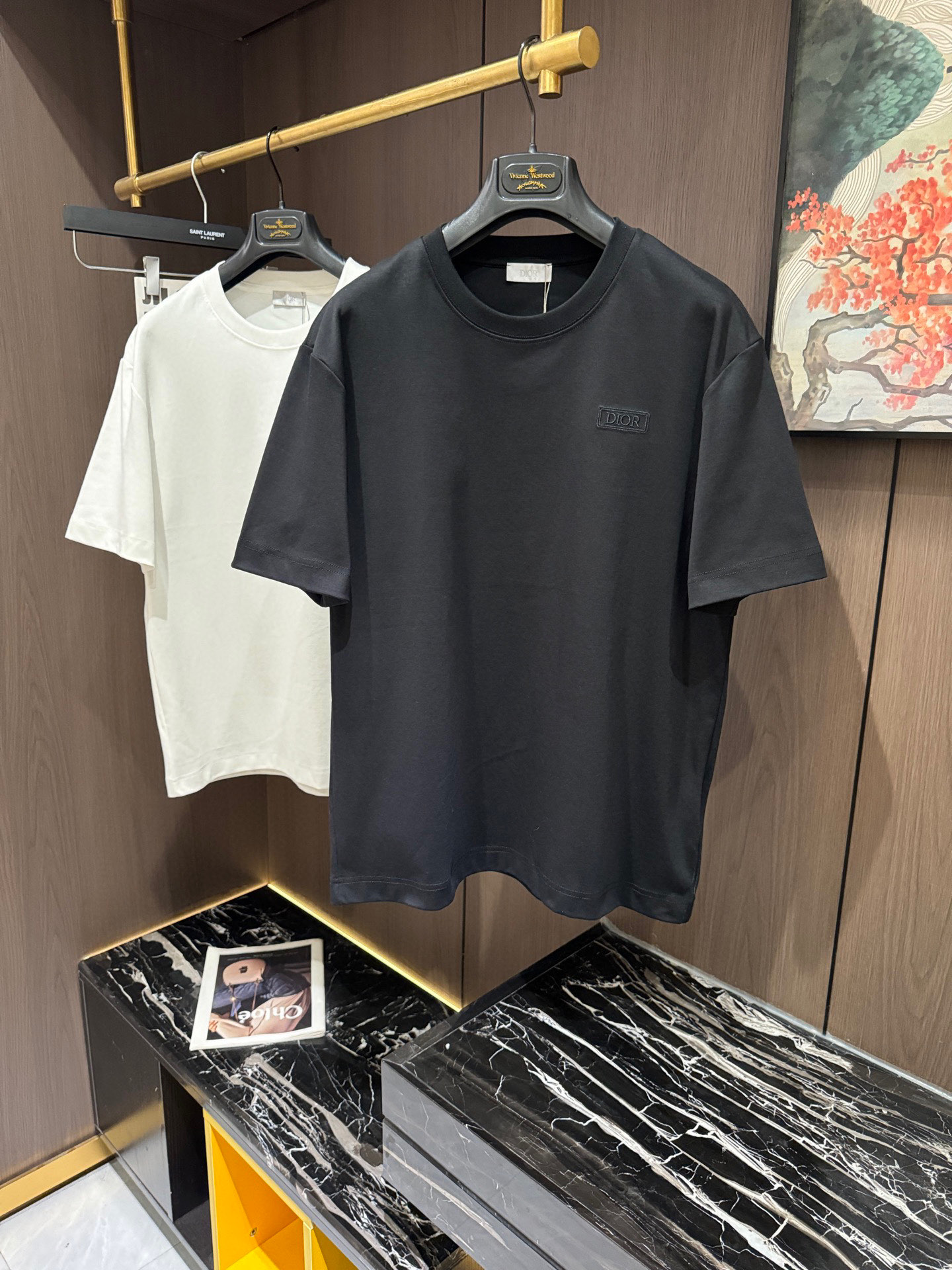 NO:152221,CD2025 Spring and Summer New Short Sleeves The overall color is bright and bright, with a smooth and soft feel, with a strong drape, natural and soft texture, super comfortable in the body, and a strong drape!  T-shirts are very comfortable and practical in daily wear, super toughness is better than ordinary cotton, the texture is delicate, soft and skin-friendly, the touch is light and cool, the color is bright and the color is fast, the breathability and drape are good.. Number of codes M-3XL, T-shirt,tees, t-shirt,alexander wang19860909CD2025 春夏新款短袖 整体上色泽较鲜明和光亮,手感顺滑揉软,悬垂感特强,质地自然柔软、贴身超级舒服,悬垂感特强！ T恤日常穿搭很自在很实用,超级的有韧性比起一般的棉手感质感都更好的,面料质地细腻、柔软、亲肤,触感轻薄凉爽,色泽艳丽色牢度高,透气性及悬垂性好..码数M-3XL,,T-shirt,tees，t-shirt,alexander wang,Men's clothing