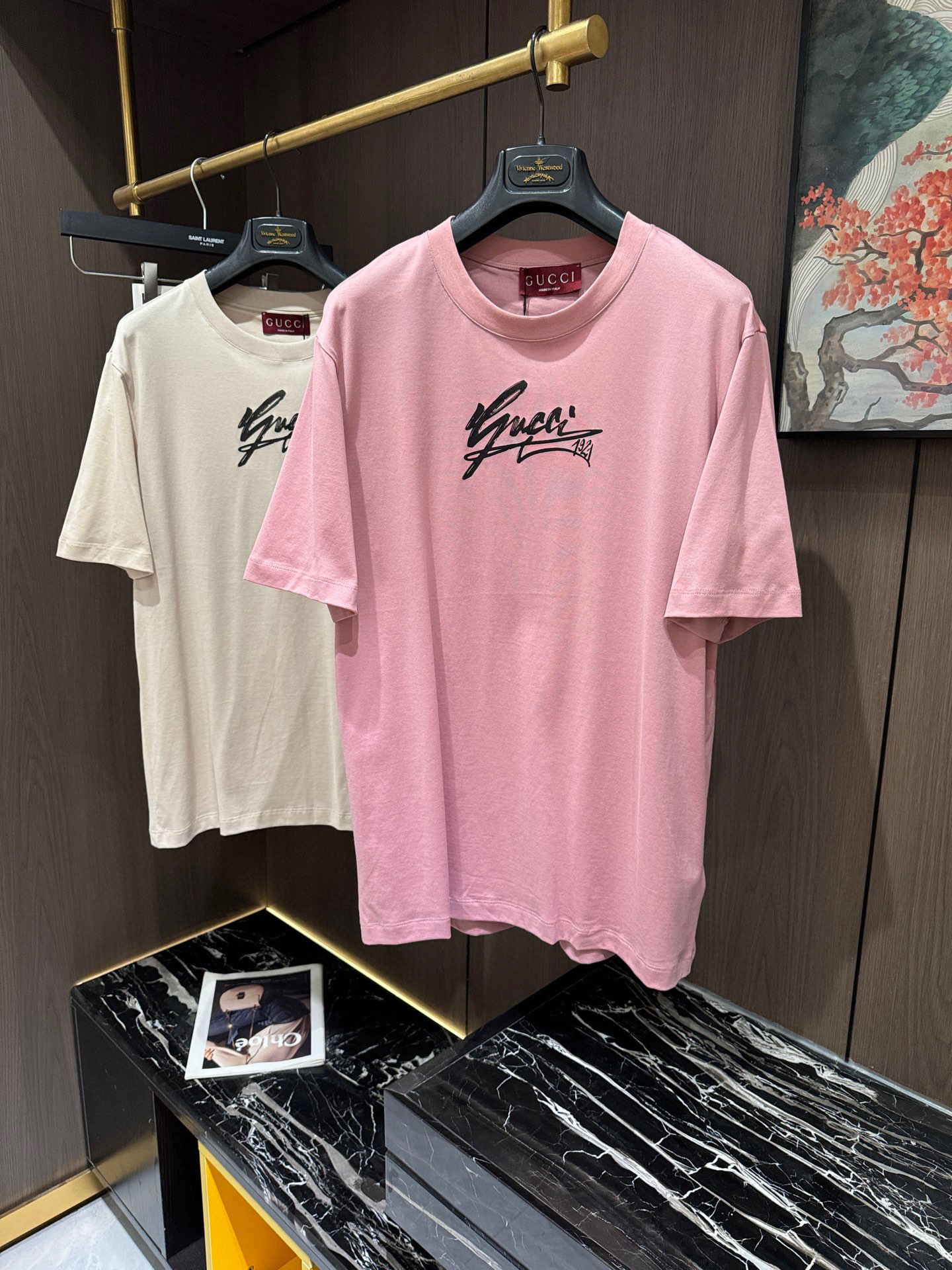 NO:152231,GU2025 spring and summer new short-sleeved sleeves have bright and bright overall color, smooth and soft feel, with a strong drape, natural and soft texture, super comfortable in the body, and a strong drape!  T-shirts are very comfortable and practical in daily wear, super toughness is better than ordinary cotton, the texture is delicate, soft and skin-friendly, the touch is light and cool, the color is bright and the color is fast, the breathability and drape are good.. Number of codes M-3XL, T-shirt,tees, t-shirt,alexander wang19860909GU2025 春夏新款短袖 整体上色泽较鲜明和光亮,手感顺滑揉软,悬垂感特强,质地自然柔软、贴身超级舒服,悬垂感特强！ T恤日常穿搭很自在很实用,超级的有韧性比起一般的棉手感质感都更好的,面料质地细腻、柔软、亲肤,触感轻薄凉爽,色泽艳丽色牢度高,透气性及悬垂性好..码数M-3XL,,T-shirt,tees，t-shirt,alexander wang,Men's clothing