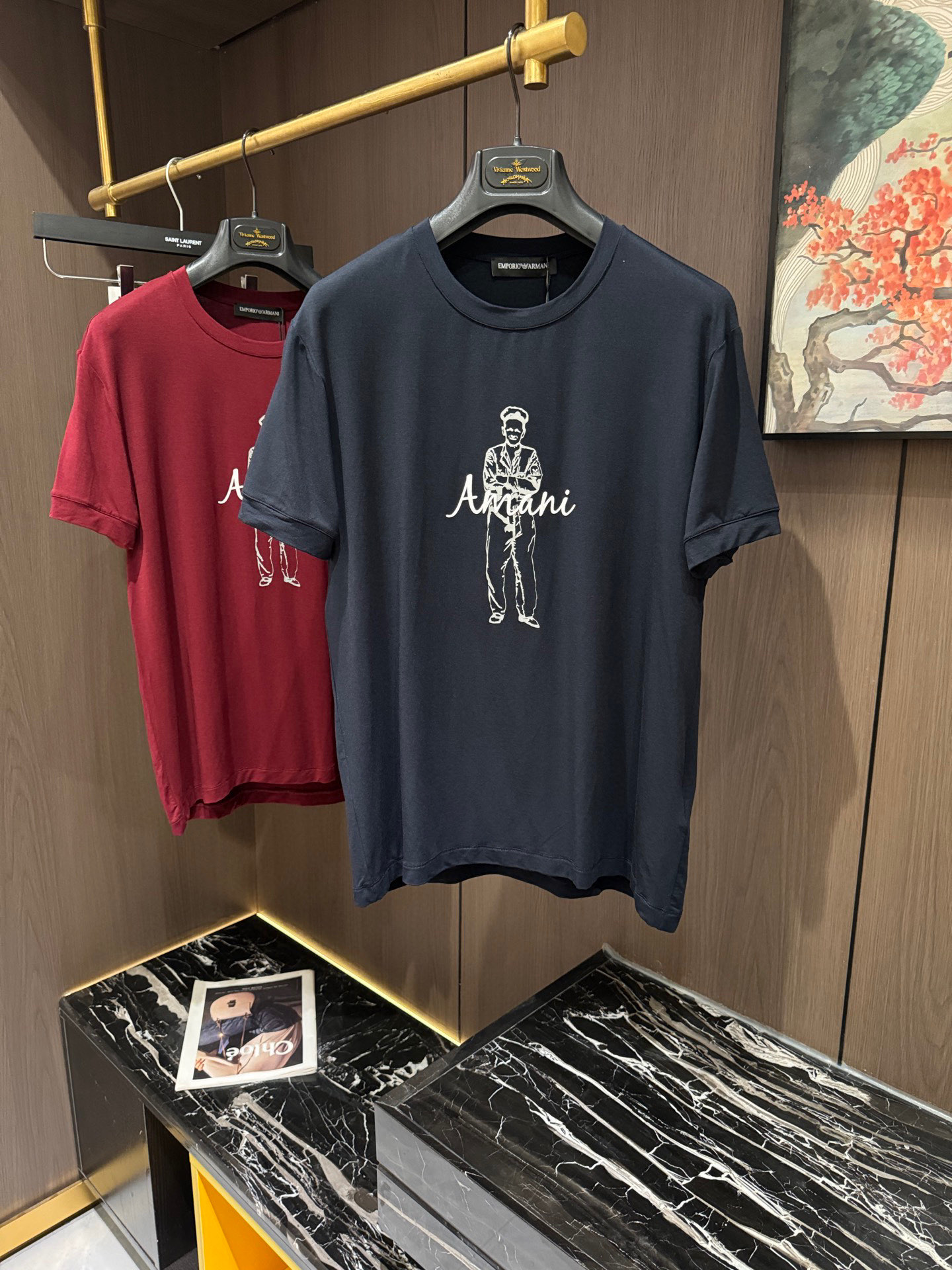 NO:152236,EA2025 spring and summer new short-sleeved sleeves have bright and bright overall color, smooth and soft feel, with a strong drape, natural and soft texture, super comfortable in the body, and a strong drape!  T-shirts are very comfortable and practical in daily wear, super toughness is better than ordinary cotton, the texture is delicate, soft and skin-friendly, the touch is light and cool, the color is bright and the color is fast, the breathability and drape are good.. Number of codes M-3XL, T-shirt,tees, t-shirt,alexander wang19860909EA2025 春夏新款短袖 整体上色泽较鲜明和光亮,手感顺滑揉软,悬垂感特强,质地自然柔软、贴身超级舒服,悬垂感特强！ T恤日常穿搭很自在很实用,超级的有韧性比起一般的棉手感质感都更好的,面料质地细腻、柔软、亲肤,触感轻薄凉爽,色泽艳丽色牢度高,透气性及悬垂性好..码数M-3XL,,T-shirt,tees，t-shirt,alexander wang,Men's clothing