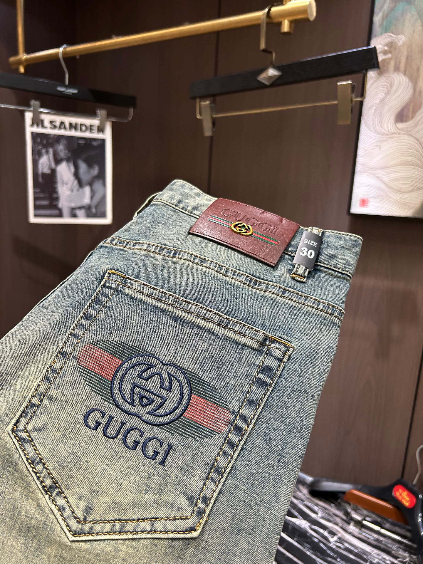 NO:155000,GU25S spring and summer men's casual jeans......Made of cotton denim fabric, soft texture without losing muscles and bones, dry and tough feel. Classic iconic brand logo, soul-like embellishment. All indicators are top-quality, which naturally brings an excellent body feel!  !  !  29-3837, jeans,alexander wang19860909GU25S春夏男士休闲牛仔裤.......棉质牛仔面料打造 质地柔软又不失筋骨,手感干爽有韧性 经典的标志性品牌徽标,灵魂般的点缀 各项指标皆为上品,自然带来极佳的上身体感！！！码数29-3837,,jeans,alexander wang,Men's clothing