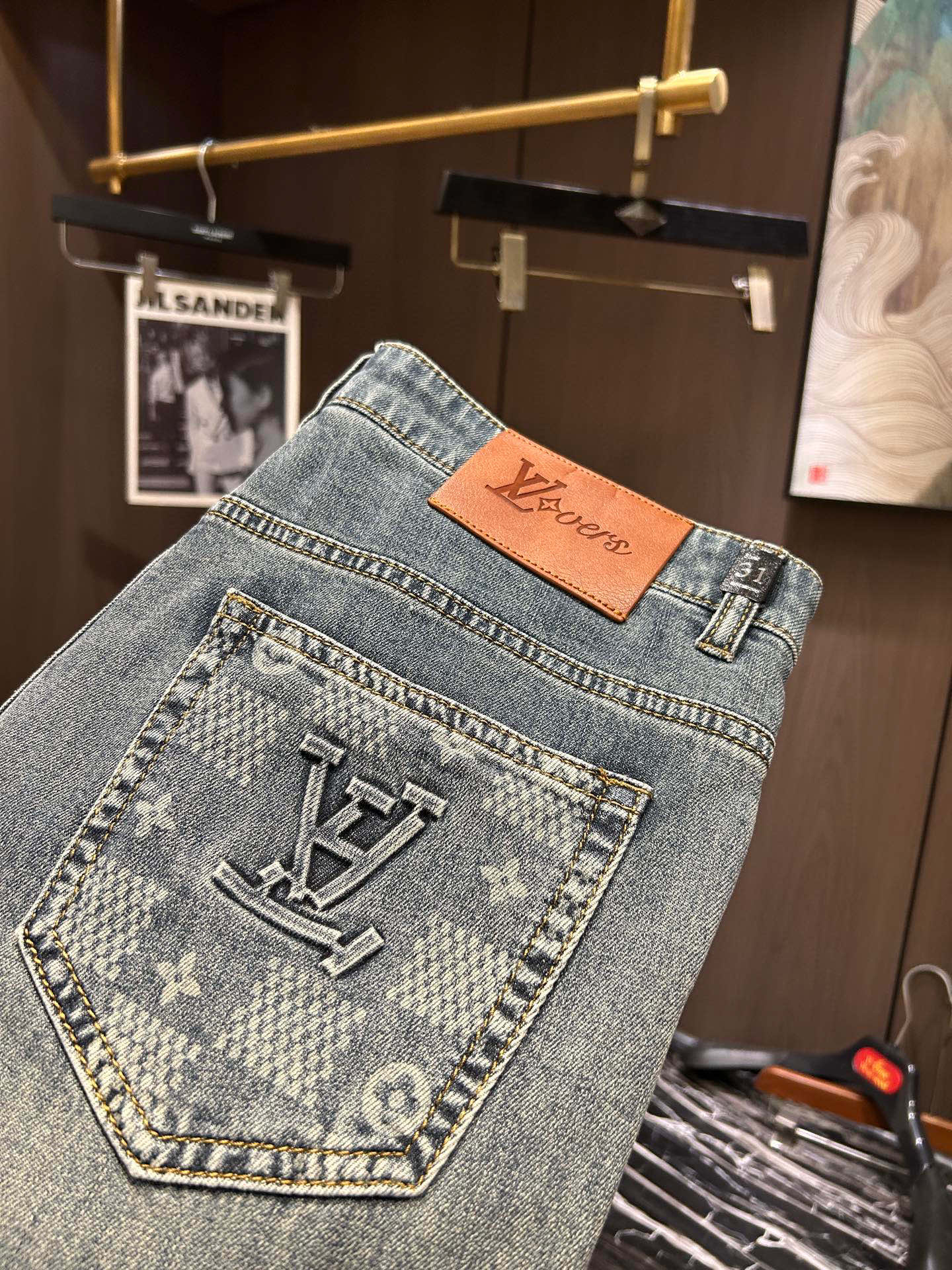 NO:155004,LV25S spring and summer men's casual jeans......Made of cotton denim fabric, soft texture without losing muscles and bones, dry and tough feel. Classic iconic brand logo, soul-like embellishment. All indicators are top-quality, which naturally brings an excellent body feel!  !  !  Count 29-3837, louis vuitton,jeans,alexander wang19860909LV25S春夏男士休闲牛仔裤.......棉质牛仔面料打造 质地柔软又不失筋骨,手感干爽有韧性 经典的标志性品牌徽标,灵魂般的点缀 各项指标皆为上品,自然带来极佳的上身体感！！！码数29-3837,,louis vuitton,jeans,alexander wang,Men's clothing