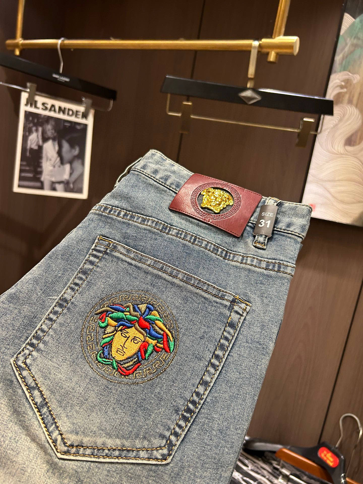 NO:155014,VER25S spring and summer men's casual jeans......Made of cotton denim fabric, soft texture without losing muscles and bones, dry and tough feel. Classic iconic brand logo, soul-like embellishment. All indicators are top-quality, which naturally brings an excellent body feel!  !  !  29-3837, jeans,alexander wang19860909VER25S春夏男士休闲牛仔裤.......棉质牛仔面料打造 质地柔软又不失筋骨,手感干爽有韧性 经典的标志性品牌徽标,灵魂般的点缀 各项指标皆为上品,自然带来极佳的上身体感！！！码数29-3837,,jeans,alexander wang,Men's clothing