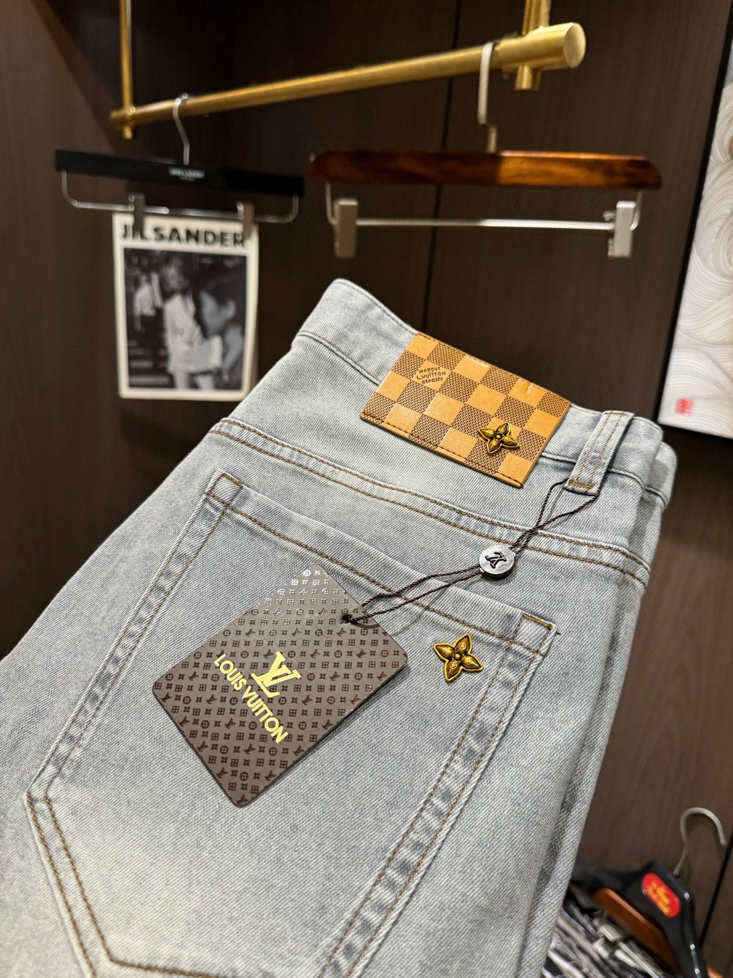 NO:154983,LV25S spring and summer men's straight jeans......Made of cotton denim fabric, soft texture without losing muscles and bones, dry and tough feel. Classic iconic embossed logo, soul-like embellishment. All indicators are top-quality, which naturally brings an excellent body feel!  !  !  Count 29-3837, louis vuitton,jeans,alexander wang19860909LV25S春夏男士直筒牛仔裤.......棉质牛仔面料打造 质地柔软又不失筋骨,手感干爽有韧性 经典的标志性浮雕徽标,灵魂般的点缀 各项指标皆为上品,自然带来极佳的上身体感！！！码数29-3837,,louis vuitton,jeans,alexander wang,Men's clothing