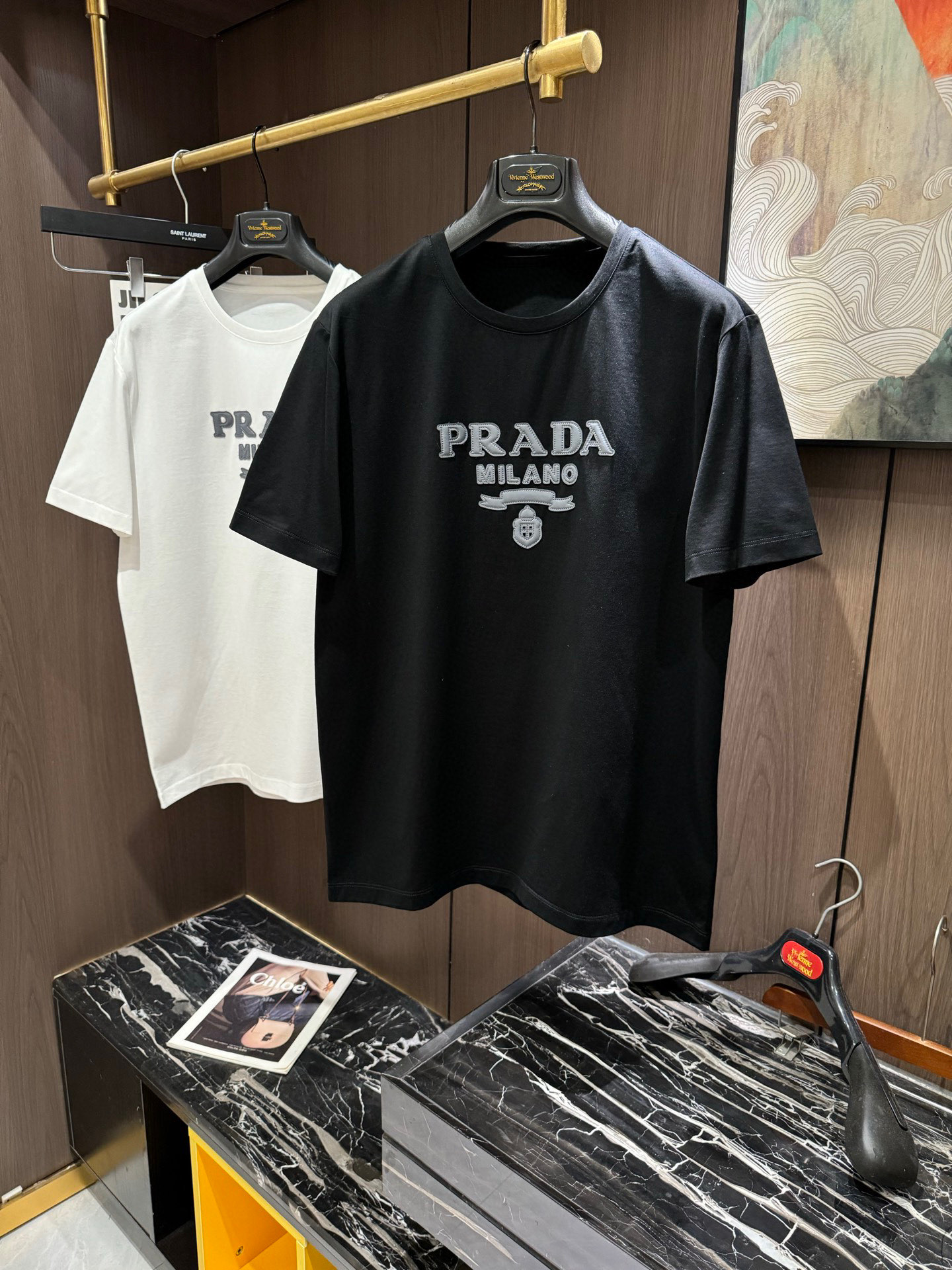 NO:160827,PRA2025 spring and summer new short-sleeved sleeves have bright and bright overall color, smooth and soft feel, with a strong drape, natural and soft texture, super comfortable in the body, and a strong drape!  T-shirts are very comfortable and practical in daily wear, super toughness is better than ordinary cotton, the texture is delicate, soft and skin-friendly, the touch is light and cool, the color is bright and the color is fast, the breathability and drape are good.. Number M-3XL, prada, T-shirt,tees, t-shirt,alexander wang19860909PRA2025 春夏新款短袖 整体上色泽较鲜明和光亮,手感顺滑揉软,悬垂感特强,质地自然柔软、贴身超级舒服,悬垂感特强！ T恤日常穿搭很自在很实用,超级的有韧性比起一般的棉手感质感都更好的,面料质地细腻、柔软、亲肤,触感轻薄凉爽,色泽艳丽色牢度高,透气性及悬垂性好..码数M-3XL,,prada,T-shirt,tees，t-shirt,alexander wang,Men's clothing