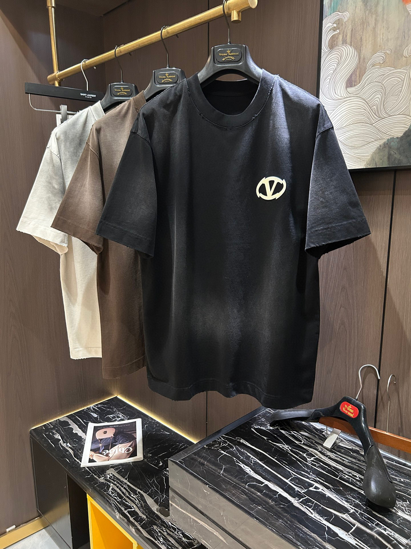 NO:160834,VLTN2025 spring and summer new short-sleeved sleeves have bright and bright overall color, smooth and soft feel, with a strong drape, natural and soft texture, super comfortable close body, and a strong drape!  T-shirts are very comfortable and practical in daily wear, super toughness is better than ordinary cotton, the texture is delicate, soft and skin-friendly, the touch is light and cool, the color is bright and the color is fast, the breathability and drape are good.. Number of codes M-3XL, T-shirt,tees, t-shirt,alexander wang19860909VLTN2025 春夏新款短袖 整体上色泽较鲜明和光亮,手感顺滑揉软,悬垂感特强,质地自然柔软、贴身超级舒服,悬垂感特强！ T恤日常穿搭很自在很实用,超级的有韧性比起一般的棉手感质感都更好的,面料质地细腻、柔软、亲肤,触感轻薄凉爽,色泽艳丽色牢度高,透气性及悬垂性好..码数M-3XL,,T-shirt,tees，t-shirt,alexander wang,Men's clothing