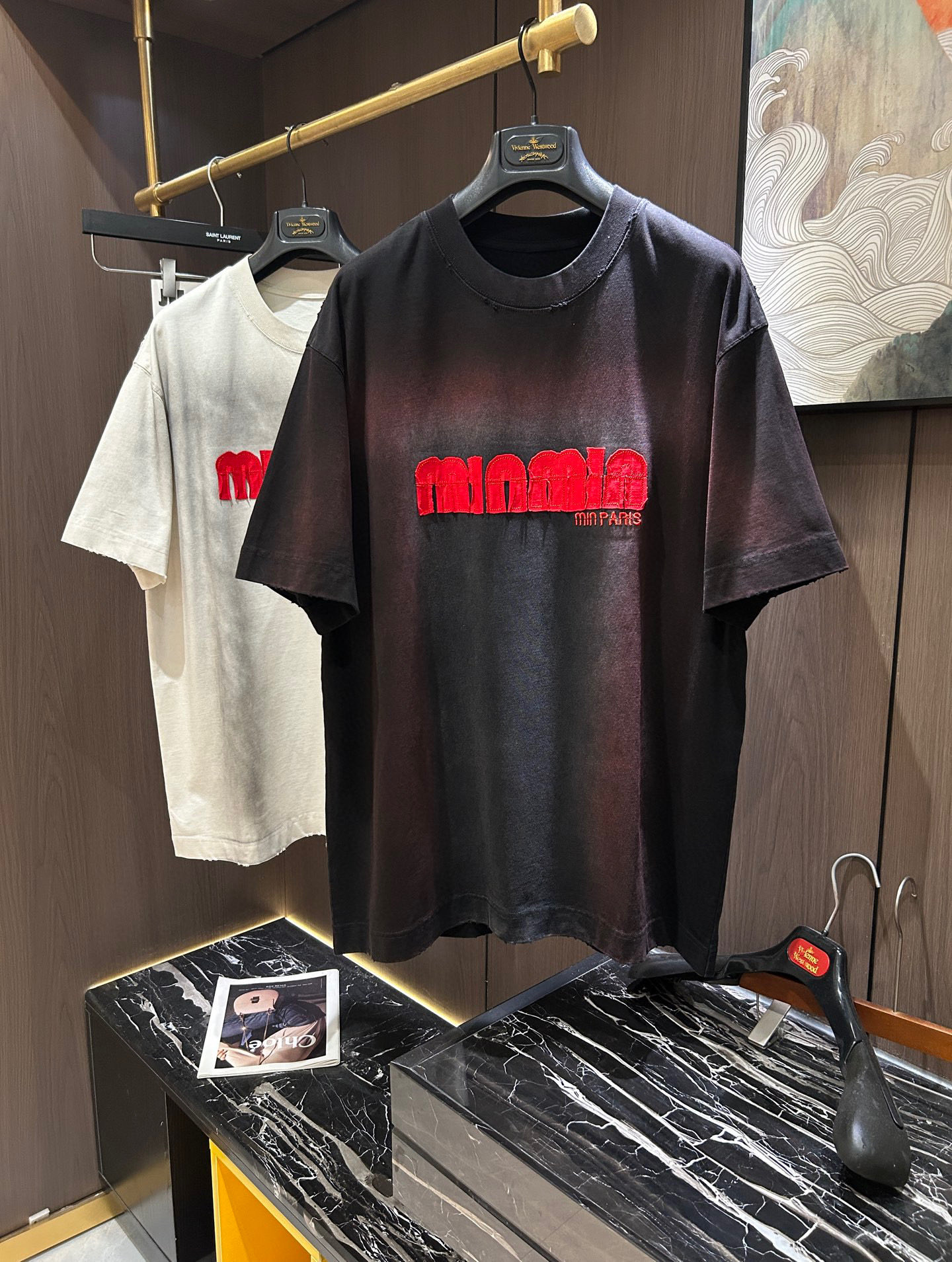 NO:160835,MIUMIU2025 spring and summer new short-sleeved sleeves have a bright and bright overall color, smooth and soft feel, with a strong drape, natural and soft texture, super comfortable in the body, and a strong drape!  T-shirts are very comfortable and practical in daily wear, super toughness is better than ordinary cotton, the texture is delicate, soft and skin-friendly, the touch is light and cool, the color is bright and the color is fast, the breathability and drape are good.. M-3XL,,miumiu, T-shirt,tees, t-shirt,alexander wang19860909MIUMIU2025 春夏新款短袖 整体上色泽较鲜明和光亮,手感顺滑揉软,悬垂感特强,质地自然柔软、贴身超级舒服,悬垂感特强！ T恤日常穿搭很自在很实用,超级的有韧性比起一般的棉手感质感都更好的,面料质地细腻、柔软、亲肤,触感轻薄凉爽,色泽艳丽色牢度高,透气性及悬垂性好..码数M-3XL,,miumiu,T-shirt,tees，t-shirt,alexander wang,Men's clothing