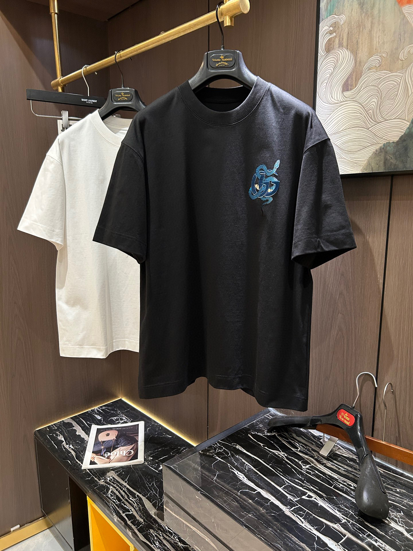 NO:160836,GU2025 spring and summer new short-sleeved sleeves have bright and bright overall color, smooth and soft feel, with a strong drape, natural and soft texture, super comfortable in the body, and a strong drape!  T-shirts are very comfortable and practical in daily wear, super toughness is better than ordinary cotton, the texture is delicate, soft and skin-friendly, the touch is light and cool, the color is bright and the color is fast, the breathability and drape are good.. Number of codes M-3XL, T-shirt,tees, t-shirt,alexander wang19860909GU2025 春夏新款短袖 整体上色泽较鲜明和光亮,手感顺滑揉软,悬垂感特强,质地自然柔软、贴身超级舒服,悬垂感特强！ T恤日常穿搭很自在很实用,超级的有韧性比起一般的棉手感质感都更好的,面料质地细腻、柔软、亲肤,触感轻薄凉爽,色泽艳丽色牢度高,透气性及悬垂性好..码数M-3XL,,T-shirt,tees，t-shirt,alexander wang,Men's clothing