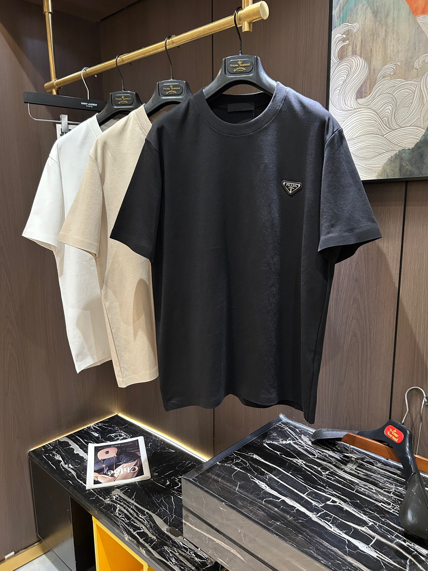 NO:160837,PRA2025 spring and summer new short-sleeved sleeves have bright and bright overall color, smooth and soft feel, with a strong drape, natural and soft texture, super comfortable in the body, and a strong drape!  T-shirts are very comfortable and practical in daily wear, super toughness is better than ordinary cotton, the texture is delicate, soft and skin-friendly, the touch is light and cool, the color is bright and the color is fast, the breathability and drape are good.. Number of codes L-4XL, prada, T-shirt,tees, t-shirt,alexander wang19860909PRA2025 春夏新款短袖 整体上色泽较鲜明和光亮,手感顺滑揉软,悬垂感特强,质地自然柔软、贴身超级舒服,悬垂感特强！ T恤日常穿搭很自在很实用,超级的有韧性比起一般的棉手感质感都更好的,面料质地细腻、柔软、亲肤,触感轻薄凉爽,色泽艳丽色牢度高,透气性及悬垂性好..码数L-4XL,,prada,T-shirt,tees，t-shirt,alexander wang,Men's clothing