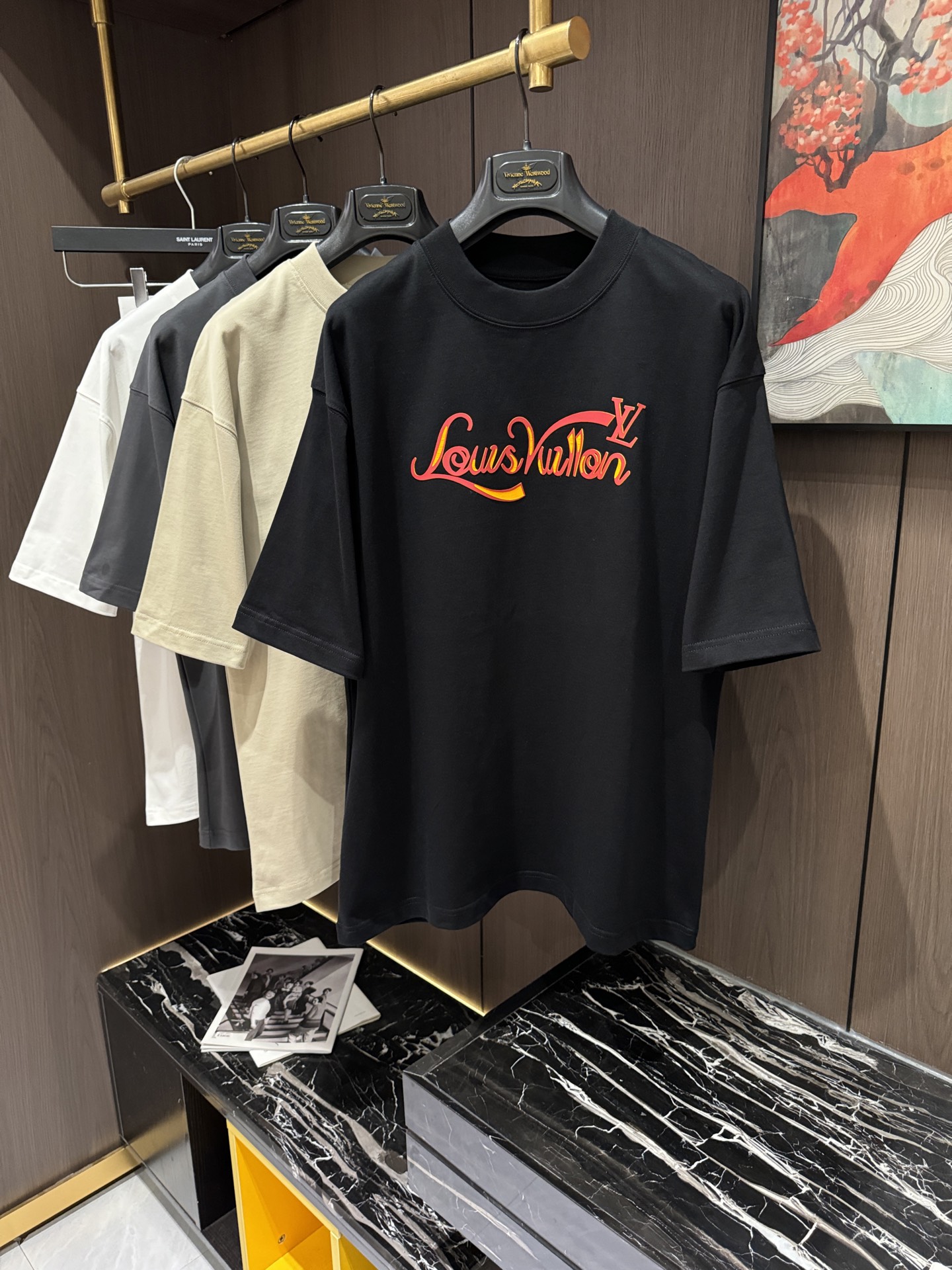 NO:431527,LV25S spring and summer new casual round neck short sleeves, pure cotton, S-3XL, two sizes, louis vuitton, T-shirt, alexander wang19860909LV25S春夏新款休闲圆领短袖,纯棉,码数S-3XL偏大两码,,louis vuitton,T-shirt,alexander wang,Men's clothing