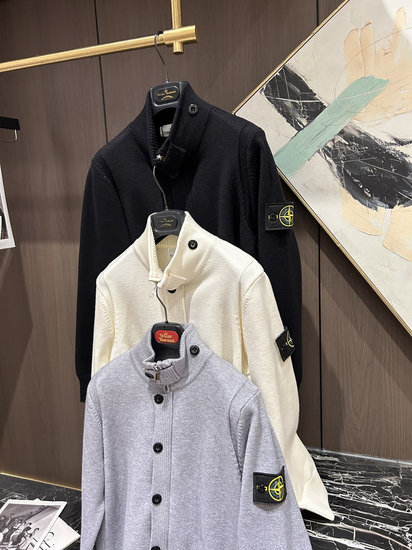 NO:646363,Stone Island sweater!  Fall in love all through!  !  Stonelsland Stone Island zipper cardigan sweater, a men's and women's love sweater, looks great on its own or layered with it!  It’s so beautiful with a row of buttons inside!  !  There are also black women's sweaters in autumn with a half-turtle collar and a long-sleeved cardigan. They are loose, warm and casual women's sweaters!  !  !  From early autumn to late autumn, and even into winter, it is still a versatile choice!  Highly recommended for everyone to buy!  !  !  !  The fresh and gentle style is very eye-catching, lazy and fashionable, the embroidery is three-dimensional and full, and the cuffs and hem are decorated with color combinations. It is undoubtedly a very unique style. It is slightly wide, loose and comfortable, and can cleverly hide the flesh. The hem is slightly gathered, showing the urban elegance. The version is fashionable but not too loose, and it is very suitable for small Asian girls. In fact, tall girls are not as tall as European girls.  Therefore, it is very important to be moderately loose, and the version is very slim and high in body fat!  Colors are off-white, black, and gray. Sizes M~XL M bust 110 sleeve length 57 clothing length 68 Recommended for girls under 120 kilograms or below!  L bust 116, sleeve length 58, dress length 70, recommended 140-160 pounds XL bust 122, sleeve length 59, dress length 72, recommended 160-180 pounds,,sweaters,alexander wang19860909石头岛这个毛衣！秋季一整个爱住！！ Stonelsland石头岛拉链开衫毛衣 男女情款毛衣 单穿和内搭都超级好看！ 内搭一排扣子也太美了吧！！还有黑色 女女毛衣秋季半高领内搭长袖开衫宽松保暖休闲女士毛衣！！！ 从初秋到深秋,甚至转入冬季,依旧是百搭之选！ 强烈推荐大家要入的一件！！！！ 清新温柔的风格很养眼,慵懒时髦,刺绣立体饱满,袖口与下摆拼色点缀, 无疑它是非’常别致的那一款. 微阔身,松量舒适也能巧妙藏肉,下摆微微收拢, 彰显都市的小精致优雅. 版型时尚又不会过于宽松, 很适合亚洲小个儿MM其实高个子MM也不会像欧洲MM那样身材, 所以适度宽松很重要,版型很显瘦显高藏肉！ 颜色米白,黑色,灰色. 尺码M～XL  M胸围110 袖长57 衣长68 建议120斤以下或者女生！ L胸围116 袖长58 衣长70 建议140-160斤 XL胸围122 袖长59 衣长72 建议160-180斤,,sweaters,alexander wang,Men's clothing