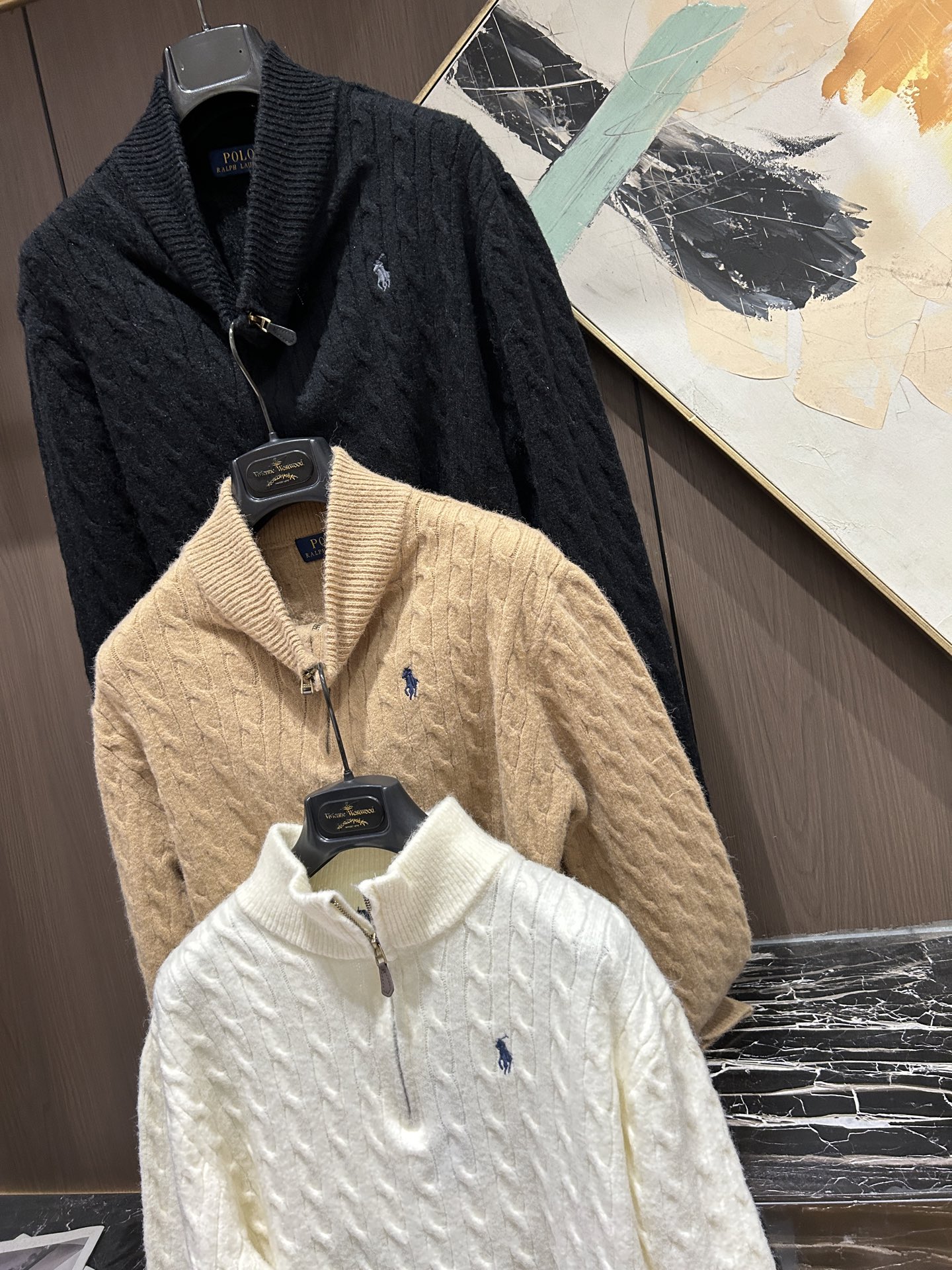 NO:646340,Polo Ralph Lauren half-zip stand-up pony embroidered cable knit sweater, same style for men and women. The texture is super soft and waxy, and the upper body is very lazy and loose. It is a very popular old money style. Although it is a men's style, why do I feel that it looks better on girls than on boys!  When a boy wears it, he feels old-money and stable, and when a girl wears it, she feels like a gentle, sweet and clinging bird!  !  Ralph Lauren's half-zip cable sweater is made of high-end yarn close to wool quality. It is soft, delicate and warm. It is not an ordinary pure cotton version. The difference can be seen at a glance in the detailed picture. Customized bronze zipper!  !  Cable texture + pony embroidery, full of brand sense, simple and versatile, loose fit is comfortable and not bulky, can be worn alone or layered, easily create an 'old money style' atmosphere. Complete three-label accessories, correct ingredients of washed label, scan QR code at collar label, direct access to GW, loose fit, stand-up collar and half-zip design, easy to put on and take off, suitable for commuting and leisure in autumn and winter. Color, off-white, Maillard brown, black, size S-XL S M L XL  Length 6668 7072 Bust 106110 116 120 Sleeve length: 626364 65 Recommended 130 150 170 190,,loro piana,sweaters,alexander wang19860909Polo Ralph Lauren半拉链立领小马刺绣绞花编织针织衫毛衣 男女同款 到手质感超棒软软糯糯的,上身非常慵懒松弛,是现在很流行的老钱风. 虽然是男款,但是怎么感觉女生穿起来比男生还要好看！ 男生穿起来是老钱稳重洋气的感觉,女生穿起来是温柔甜美小鸟依人的感觉！！ Ralph Lauren这款半拉链绞花毛衣,面料采用接近羊毛品质的高档纱线 柔软细腻又保暖. 非普通纯棉的版本 细节图一眼便可看出差距 定制古铜拉链！！ 绞花纹理+小马刺绣,品牌感满满,简约百搭,宽松版型舒适不臃肿,单穿或叠搭都很出彩,轻松打造“老钱风”氛围感. 三标辅料齐全 水洗标成分正确 领标处二维码扫描 直通GW 宽松版型 立领半拉链设计,穿脱方便,秋冬通勤休闲都很适合. 颜色米白 美拉德棕 黑色 尺码S-XL  S M L XL 衣长 6668 7072 胸围106110 116 120 袖长: 626364 65 建议130 150 170 190,,loro piana,sweaters,alexander wang,Men's clothing