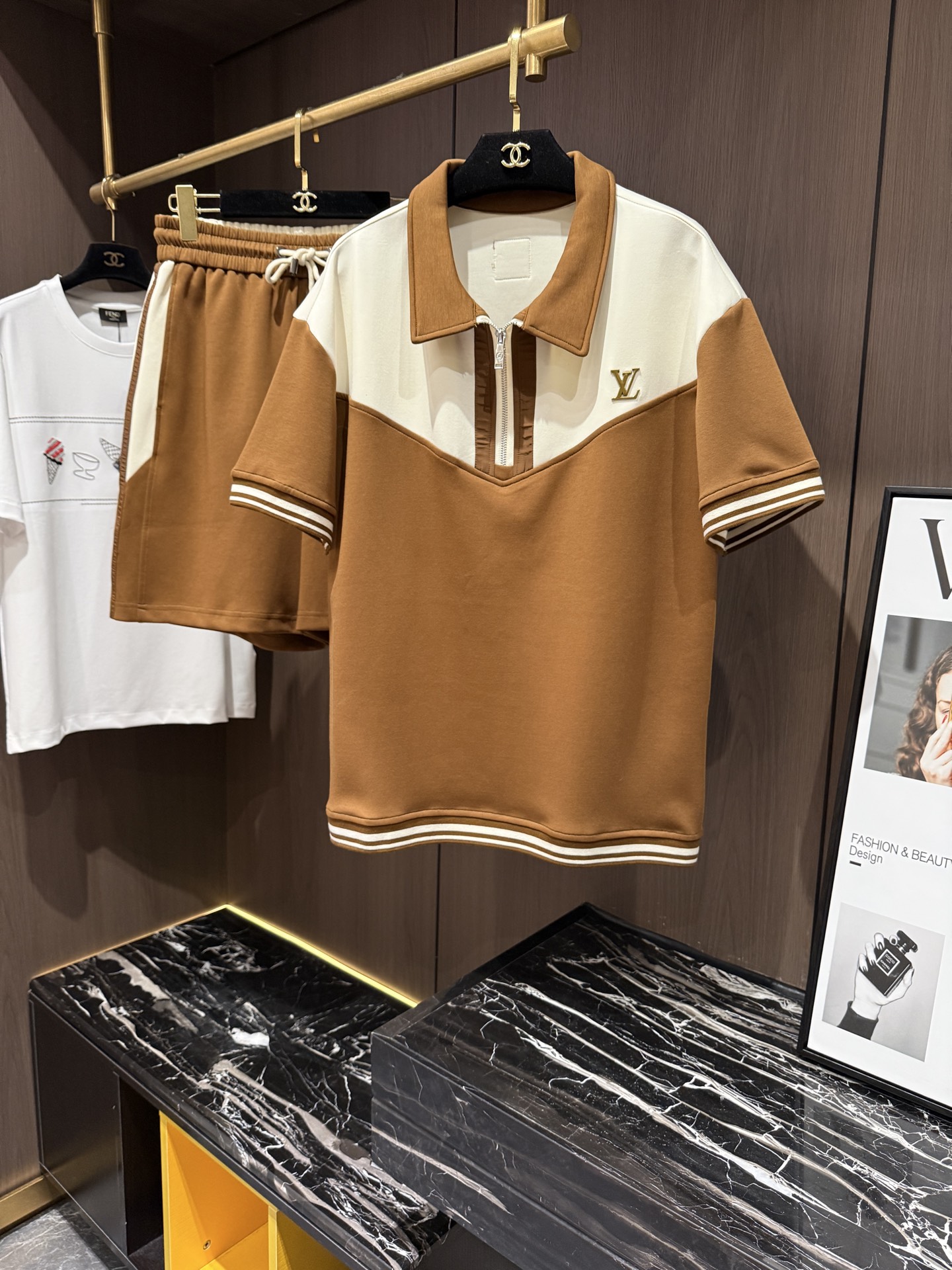 NO:909646,/Set LV26S new men's casual lapel short-sleeved shirt and shorts suit. It is comfortable and slim when worn. It is lazy and casual. It is particularly attractive when combined with clean and simple colors. It is suitable for daily wear~ We introduce dynamic sports items with embellishments to welcome the arrival of the warm season. Size M-3XL, Louis Vuitton, shorts, shirts, T-shirt,19860909/套 LV26S新款男士休闲翻领短袖衬衫短裤套装,穿上就是舒适自在又显瘦的存在,慵懒而随性,结合干净简单的色系就特别耐看,适合日常穿着~倾情推出缀饰活力的运动单品,迎接温暖季节的到来.码数M-3XL,,louis vuitton,shorts,shirts,T-shirt,,Men's clothing