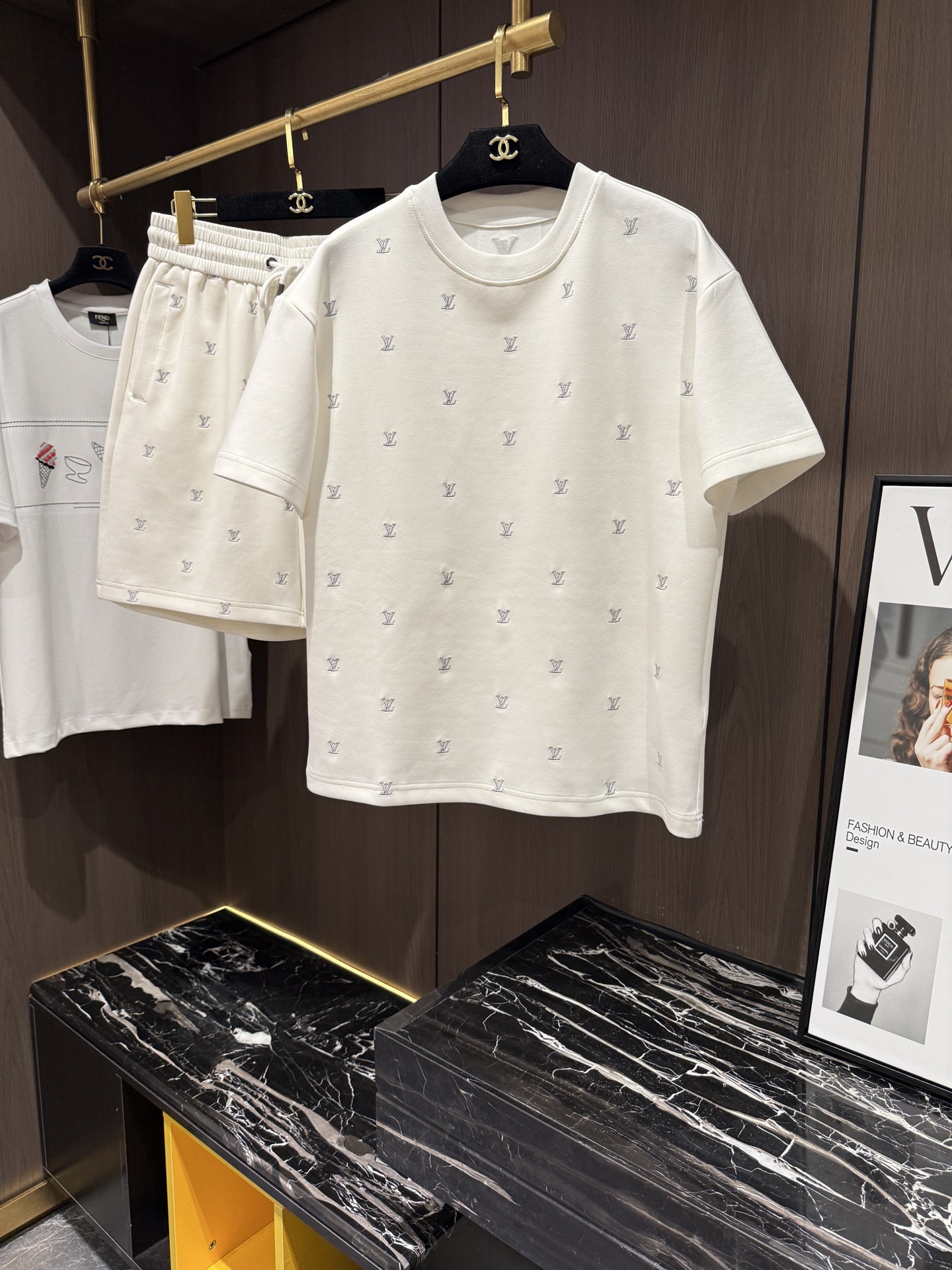 NO:909652,/Set LV26S new men's casual round neck short-sleeved shirt and shorts suit. It is comfortable and slim when worn. It is lazy and casual. It is particularly attractive when combined with clean and simple colors. It is suitable for daily wear~ We introduce dynamic sports items with embellishments to welcome the arrival of the warm season. Size M-3XL, Louis Vuitton, shorts, shirts, T-shirt,19860909/套 LV26S新款男士休闲圆领短袖衬衫短裤套装,穿上就是舒适自在又显瘦的存在,慵懒而随性,结合干净简单的色系就特别耐看,适合日常穿着~倾情推出缀饰活力的运动单品,迎接温暖季节的到来.码数M-3XL,,louis vuitton,shorts,shirts,T-shirt,,Men's clothing