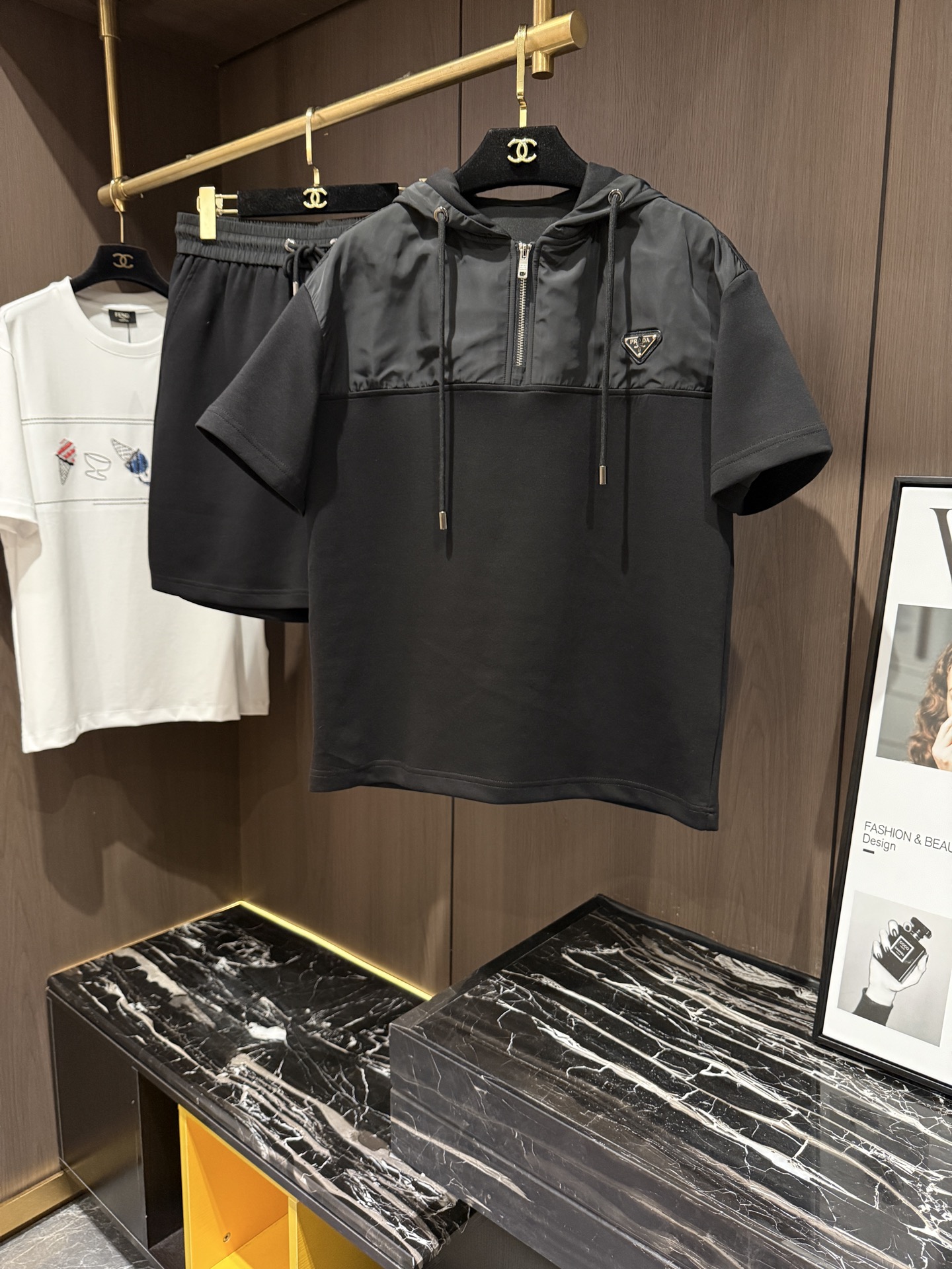 NO:909658,/Set PRA26S new men's casual hooded short-sleeved shirt and shorts suit. Wearing it makes you feel comfortable and slim. It is lazy and casual. It is particularly attractive when combined with clean and simple colors. It is suitable for daily wear. We introduce energetic sports items to welcome the arrival of the warm season. Size M-3XL, prada, shorts, shirts, T-shirt, hats,19860909/套 PRA26S新款男士休闲连帽短袖衬衫短裤套装,穿上就是舒适自在又显瘦的存在,慵懒而随性,结合干净简单的色系就特别耐看,适合日常穿着~倾情推出缀饰活力的运动单品,迎接温暖季节的到来.码数M-3XL,,prada,shorts,shirts,T-shirt,hats,,Men's clothing