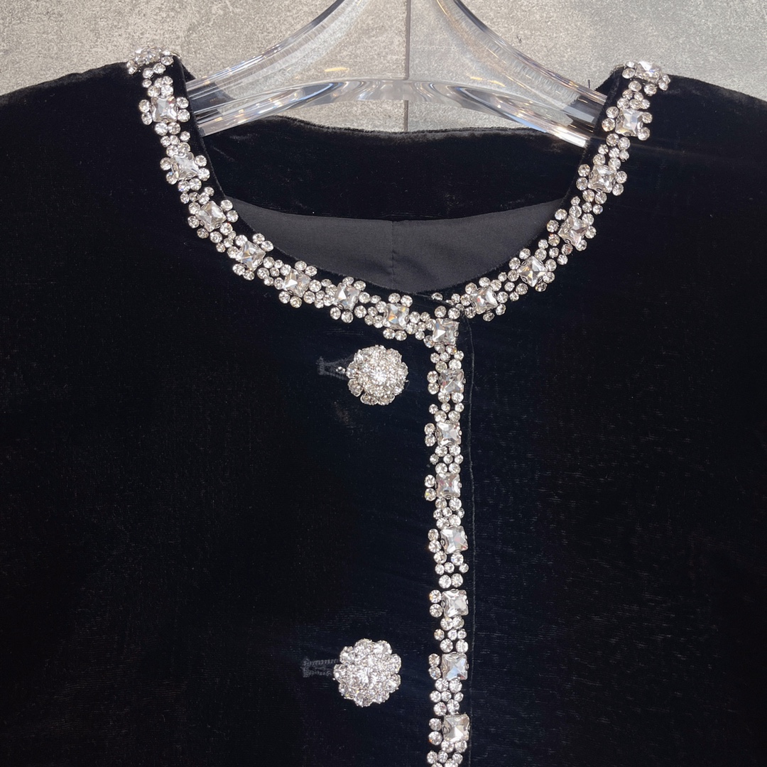 High-End Women’s Suit with Velvet Coat in Black, Silk-Poly Fabric, Various Sizes. - 图片 4