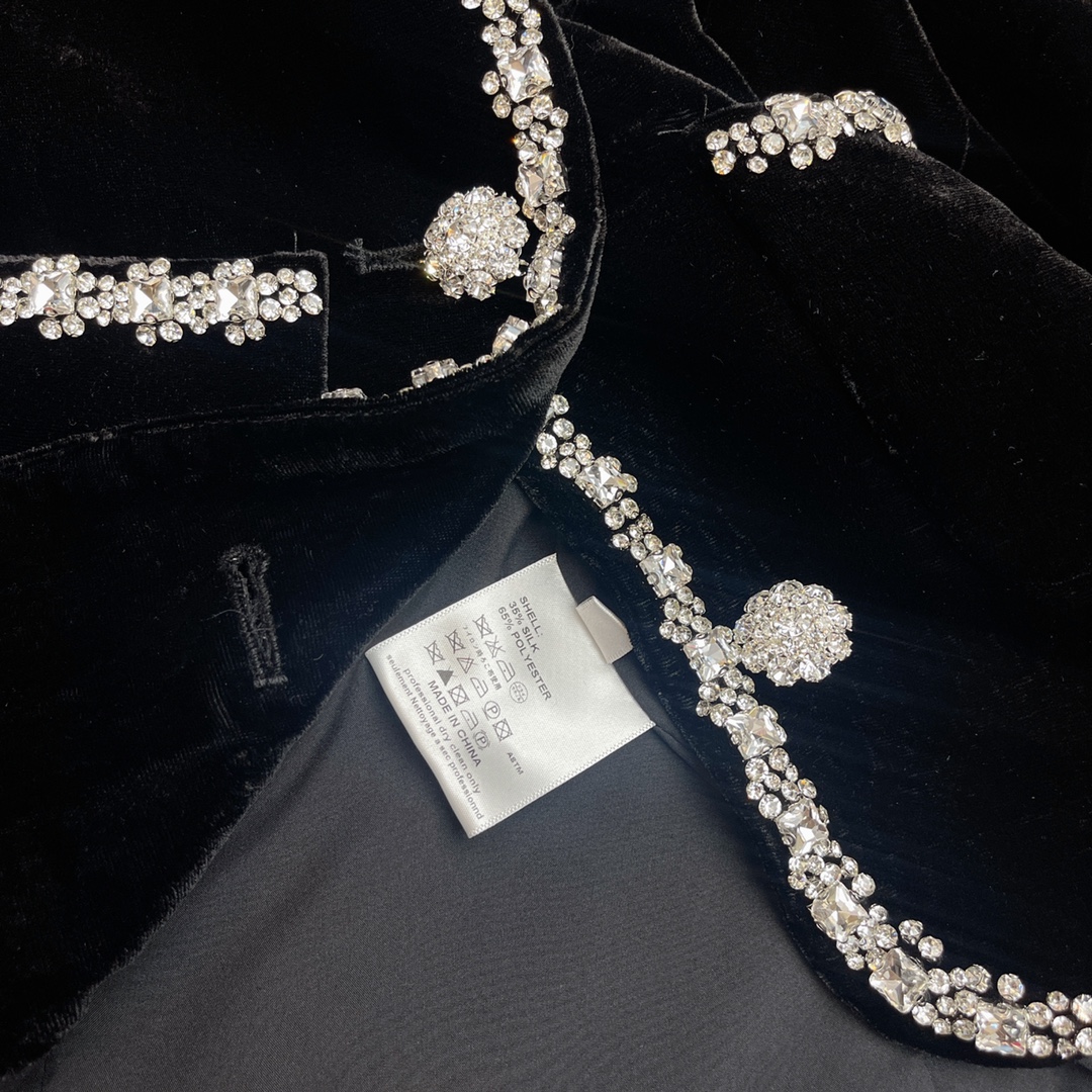 High-End Women’s Suit with Velvet Coat in Black, Silk-Poly Fabric, Various Sizes. - 图片 6