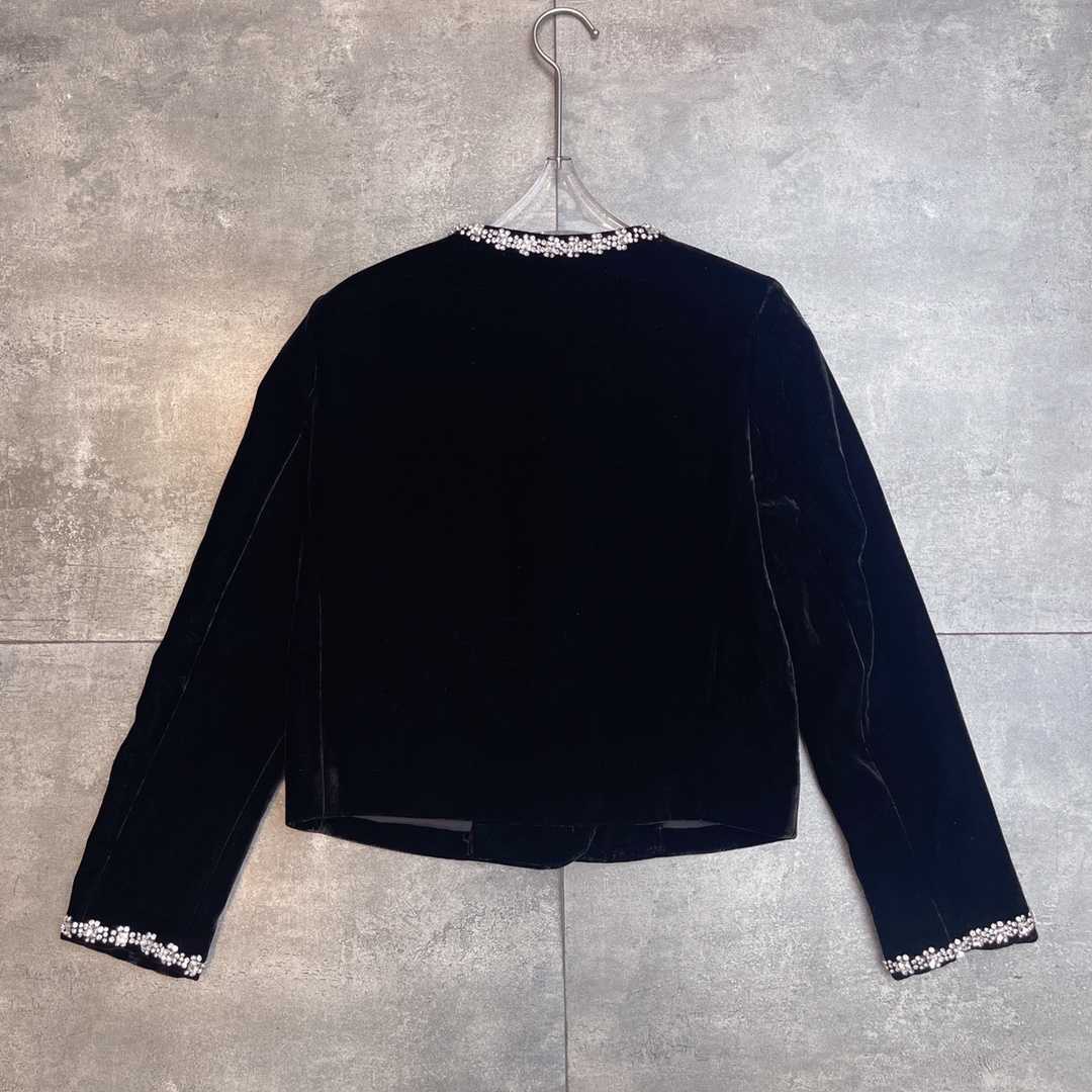 High-End Women’s Suit with Velvet Coat in Black, Silk-Poly Fabric, Various Sizes. - 图片 7