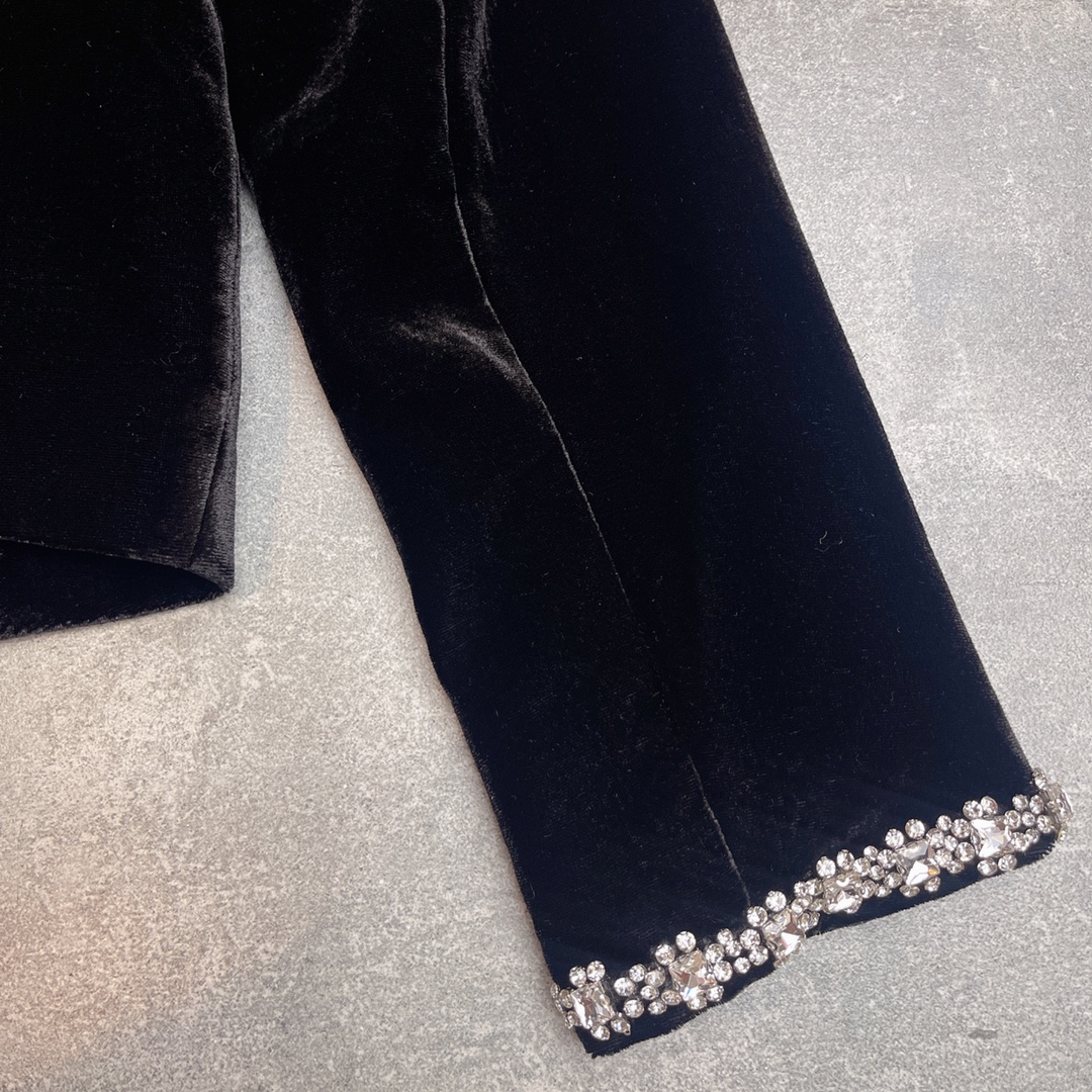 High-End Women’s Suit with Velvet Coat in Black, Silk-Poly Fabric, Various Sizes. - 图片 9