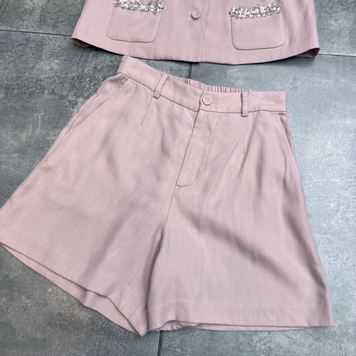“High-End Women’s Suit with Cotton-Free Sleeves and Silk Fabric – New Product Launch” - 图片 4