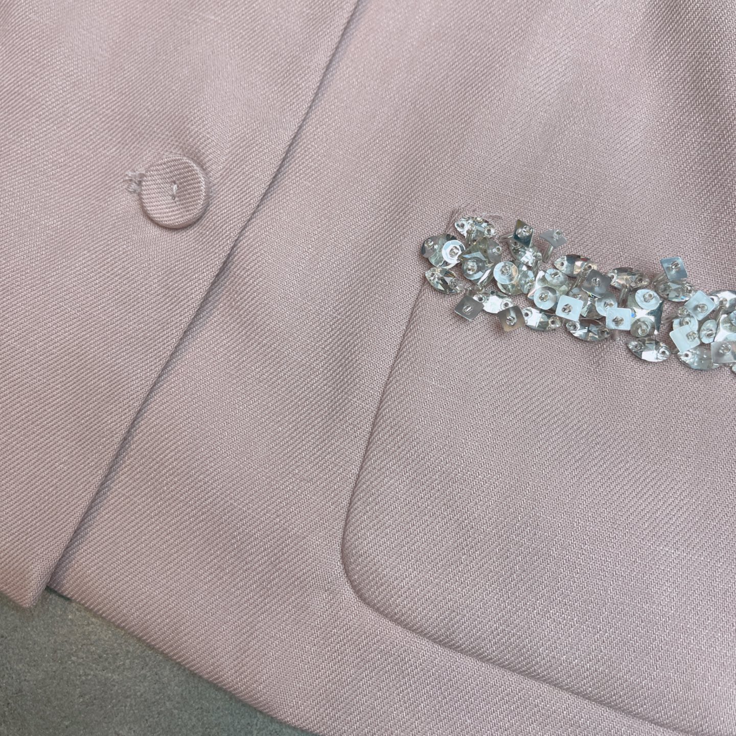 “High-End Women’s Suit with Cotton-Free Sleeves and Silk Fabric – New Product Launch” - 图片 6