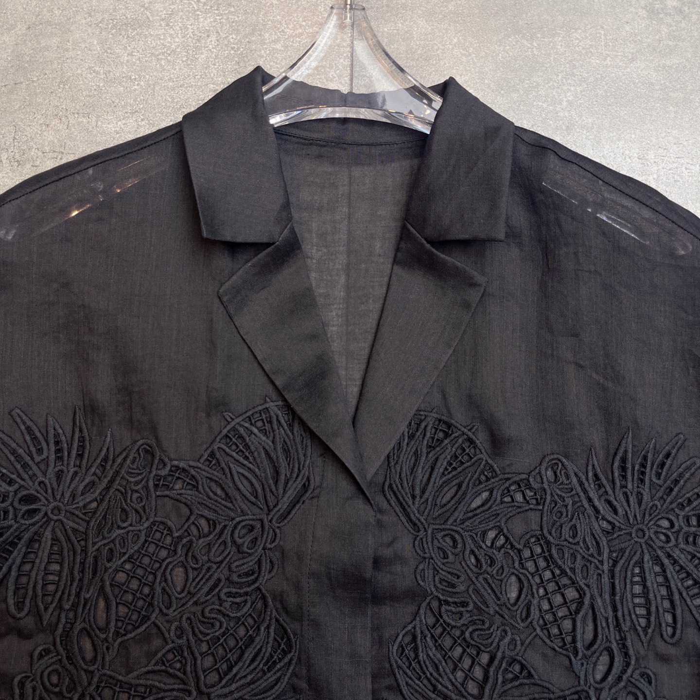 “High-End Women’s Suit in White and Black, 100% Ricin Fabric, SM to XL Sizes – Quality Rollout” - 图片 2