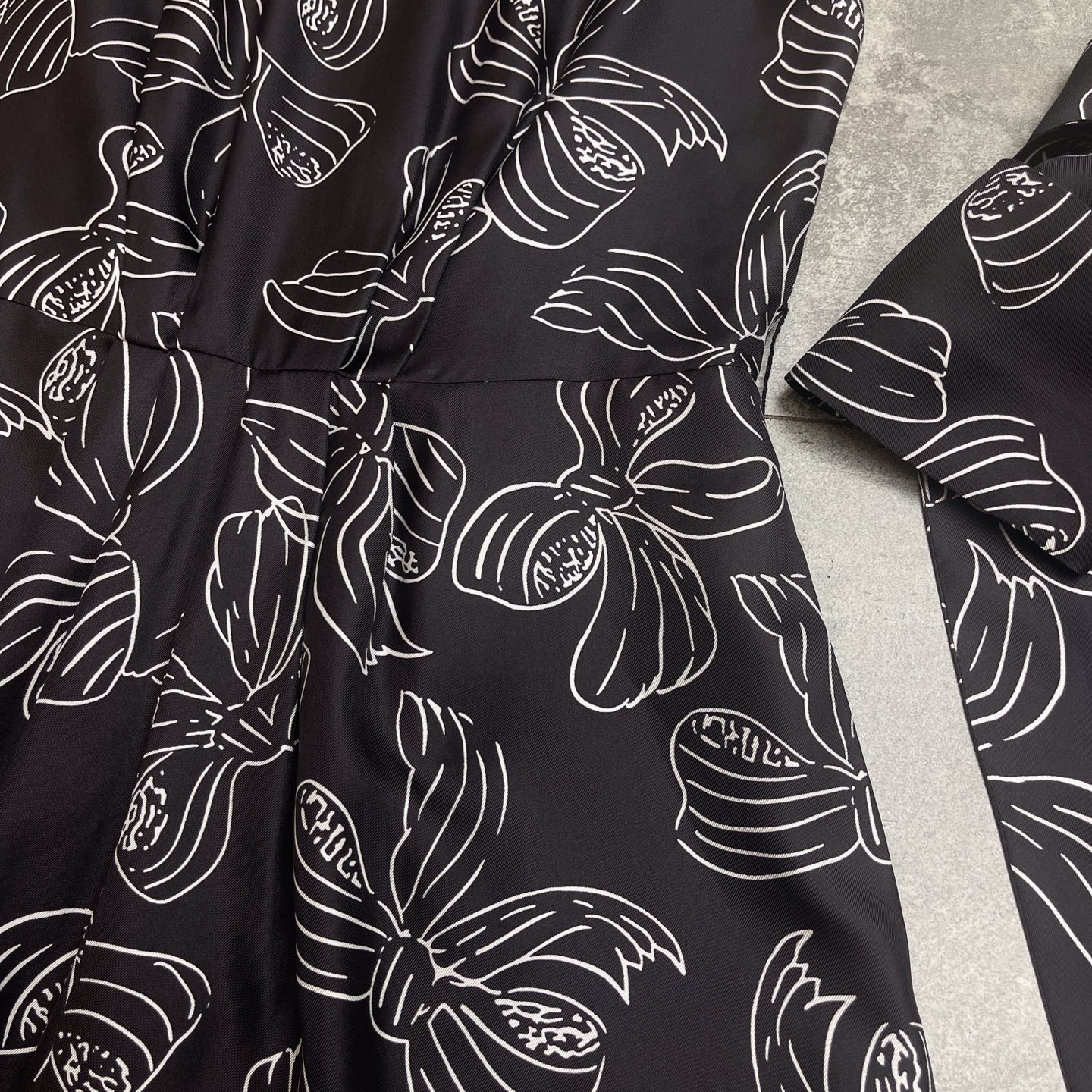 2025 Fall Women’s Silk Suit with Cuffless Design and Zoolerman’s Face Cut - 图片 5
