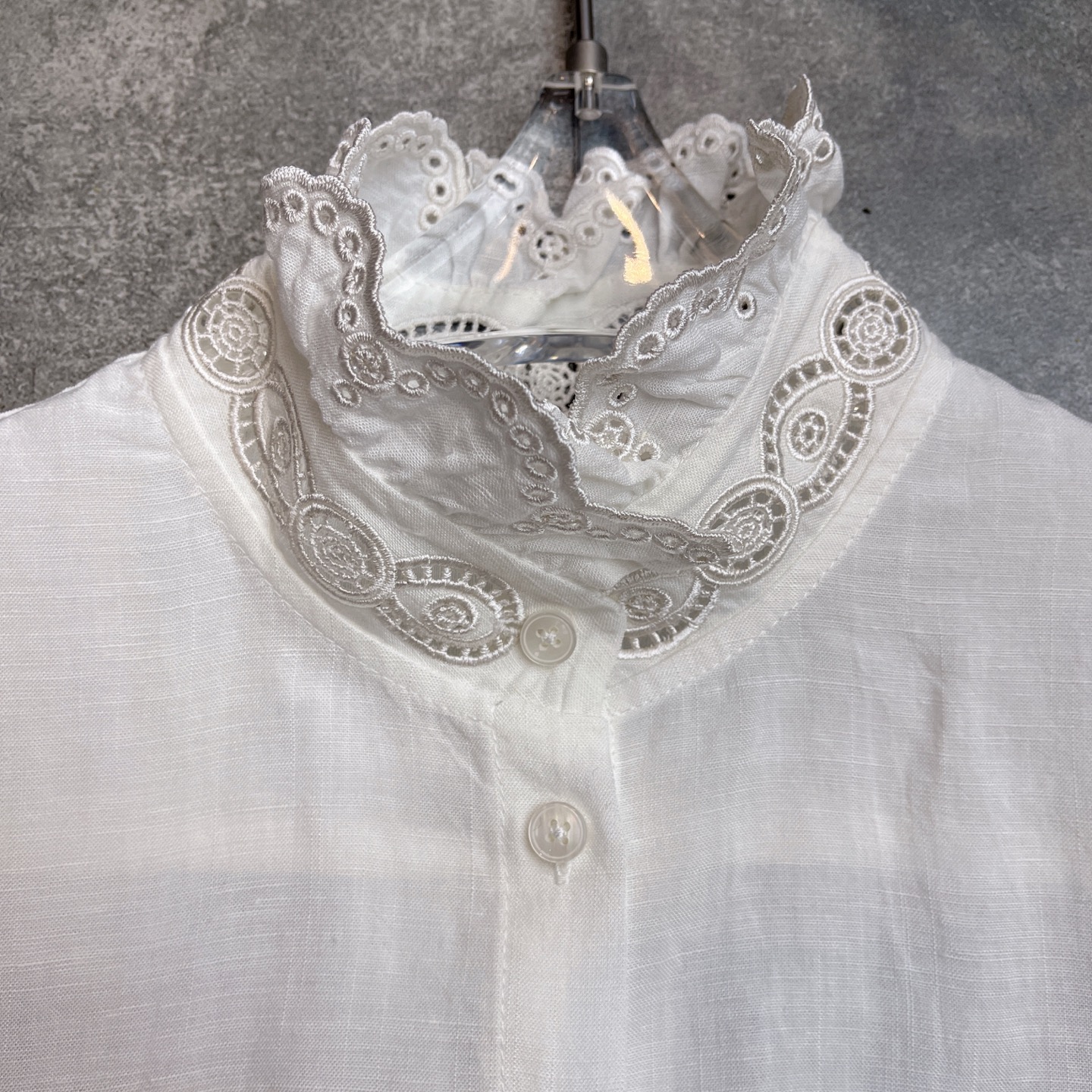 Title: P696 High-Quality Women’s Clothes: Sweet Blouses with Laser Embroidery in White and Light Blue Summary: High-quality women’s blouses with laser embroidery in white and light - 图片 2