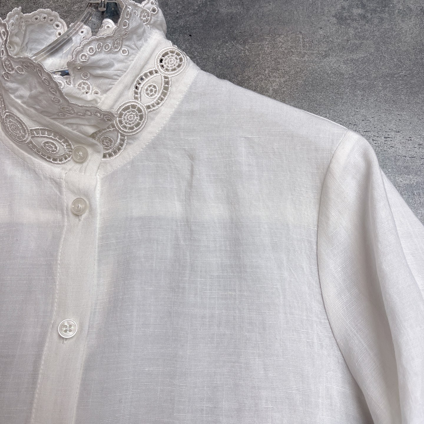 Title: P696 High-Quality Women’s Clothes: Sweet Blouses with Laser Embroidery in White and Light Blue Summary: High-quality women’s blouses with laser embroidery in white and light - 图片 3