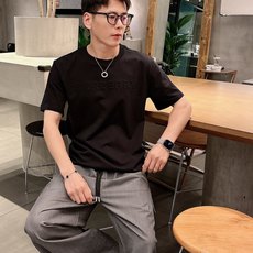 巴宝*Burberry 25SS春夏新款首发专柜最新款短袖圆领T恤 高端订制 设计前卫时尚!品牌logo 巴宝*Burberry 25SS春夏新款首发专柜最新款短袖圆领T恤 高端订制 设计前卫时尚!品牌logo